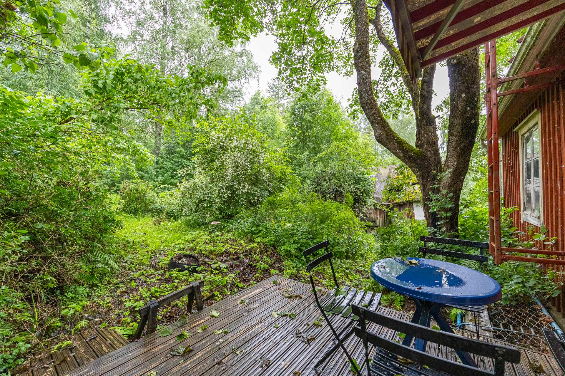 Päärakennuksen terassi
