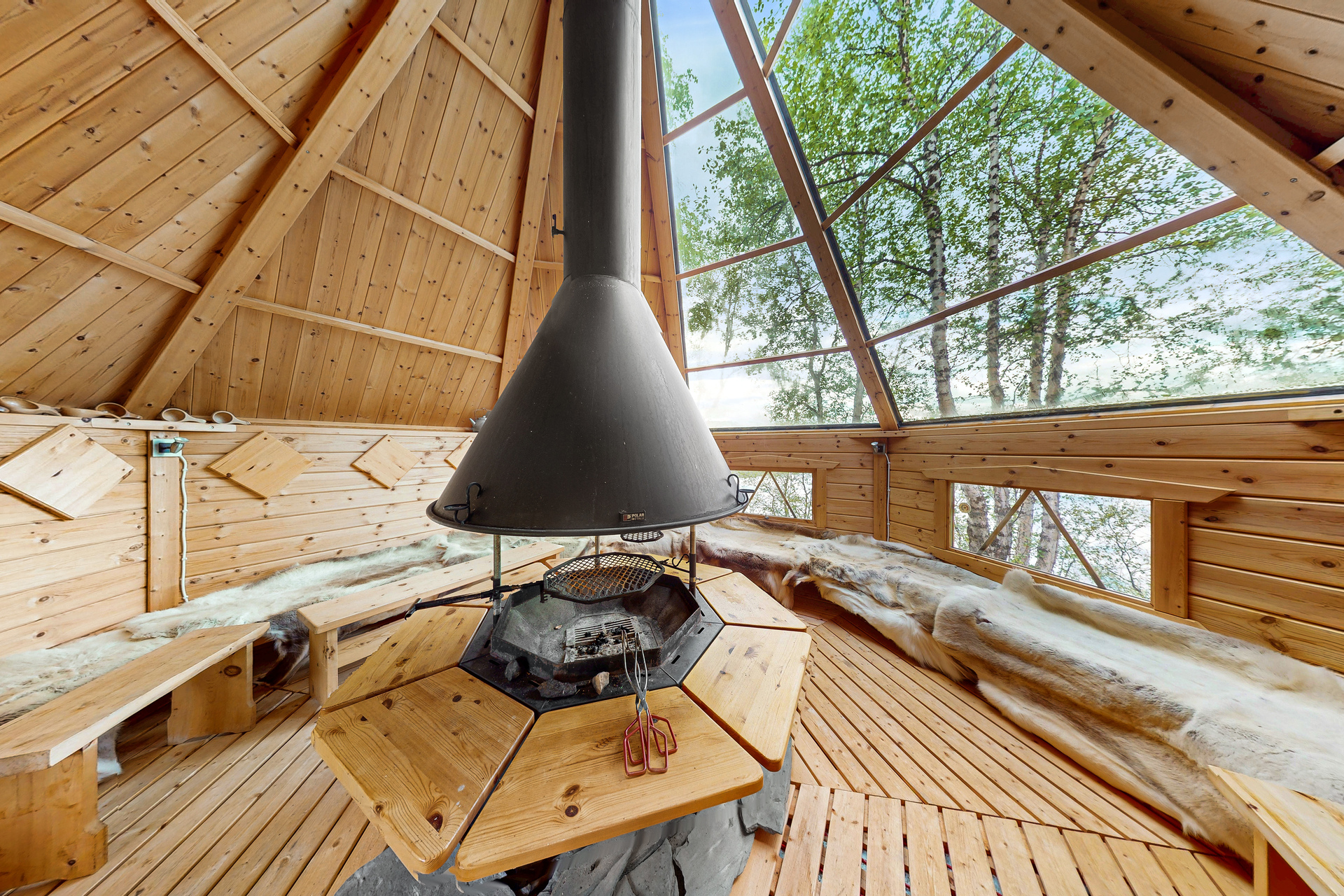 Grillikota revontuli-ikkunoilla