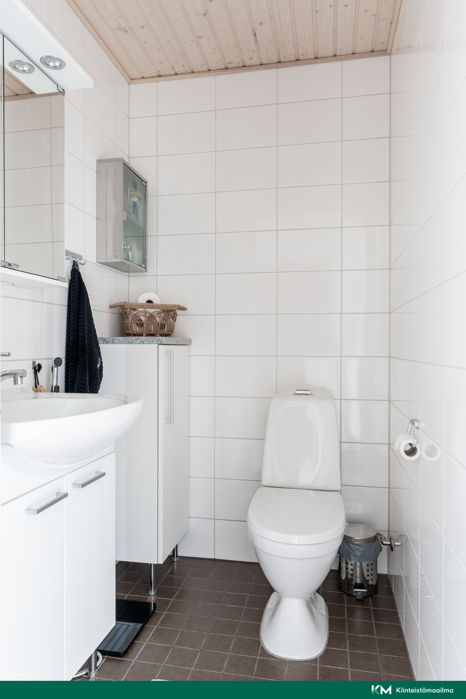 Alakerran erillis wc