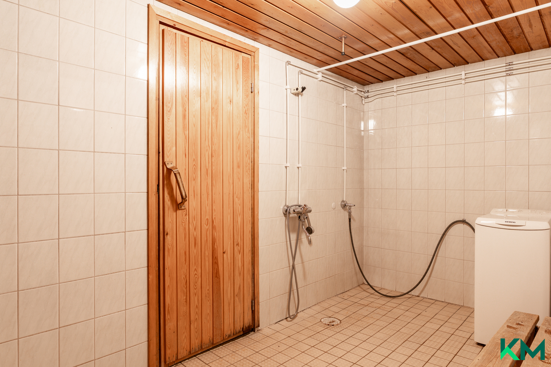 Käyttövesiputket on uusittu, muuten alkuperäiskuntoinen kylpyhuone.