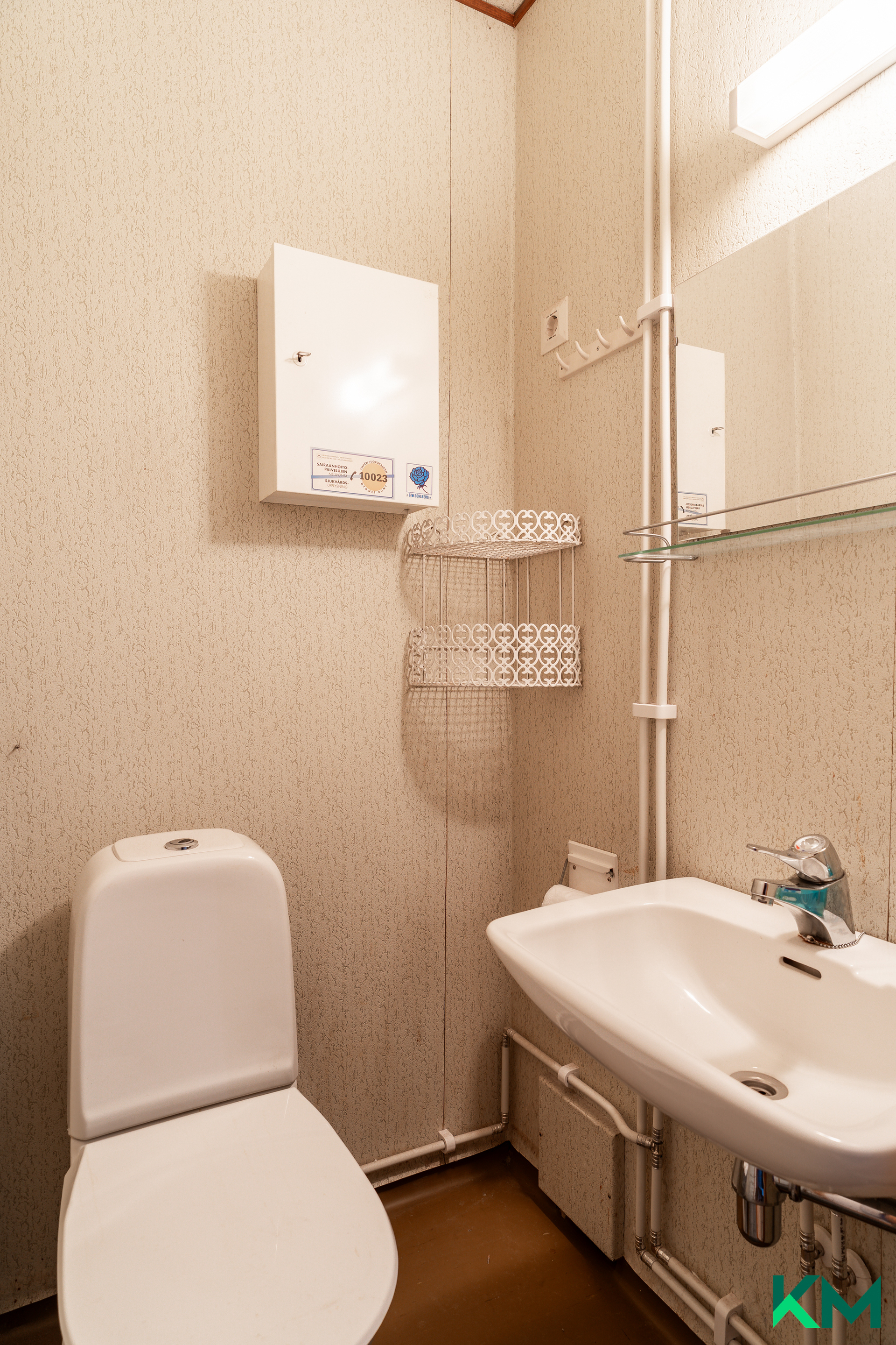 Toinen erillinen wc on olohuoneen vieressä