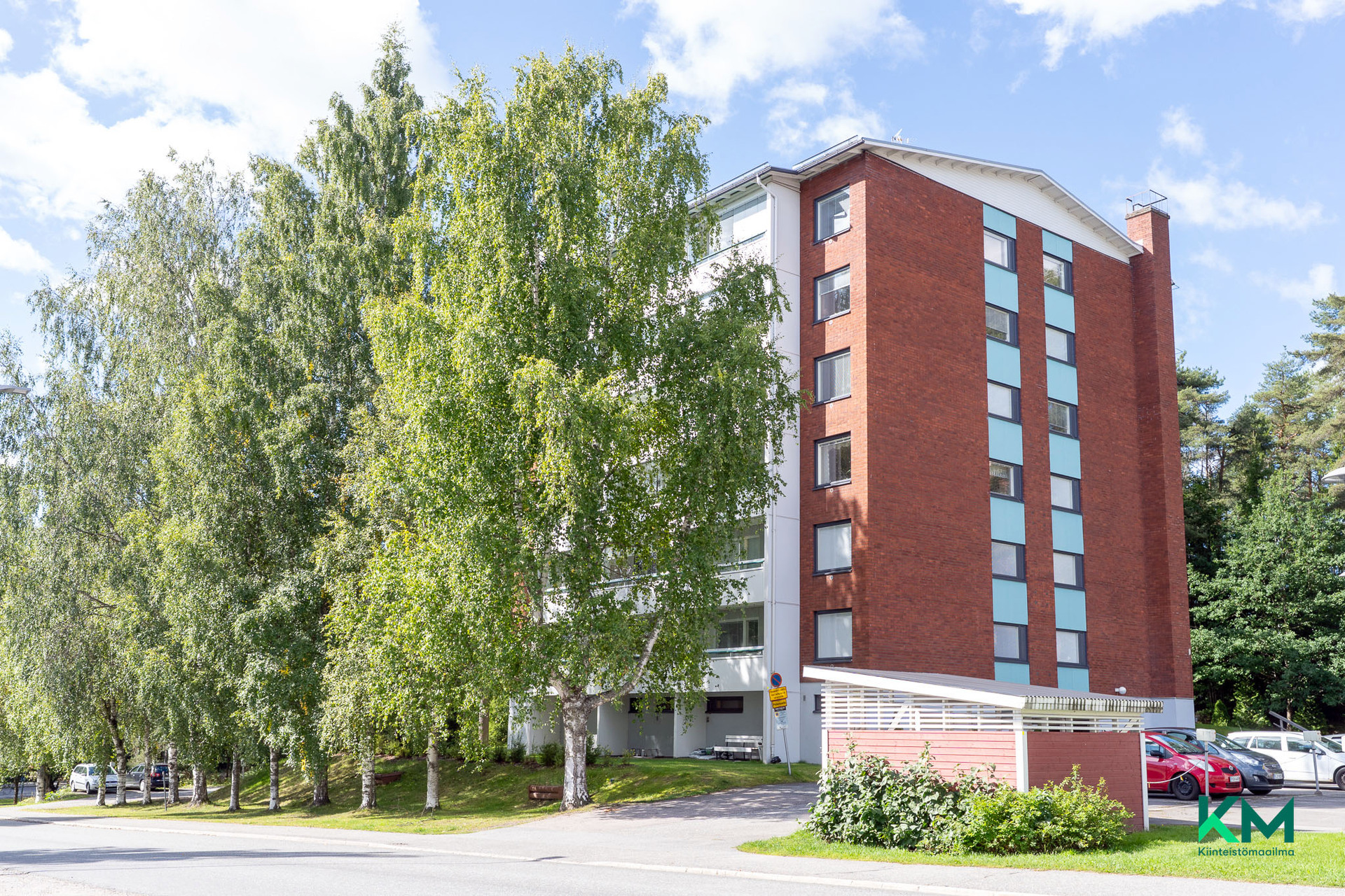 Asunto toisessa kerroksessa koivujen suojassa