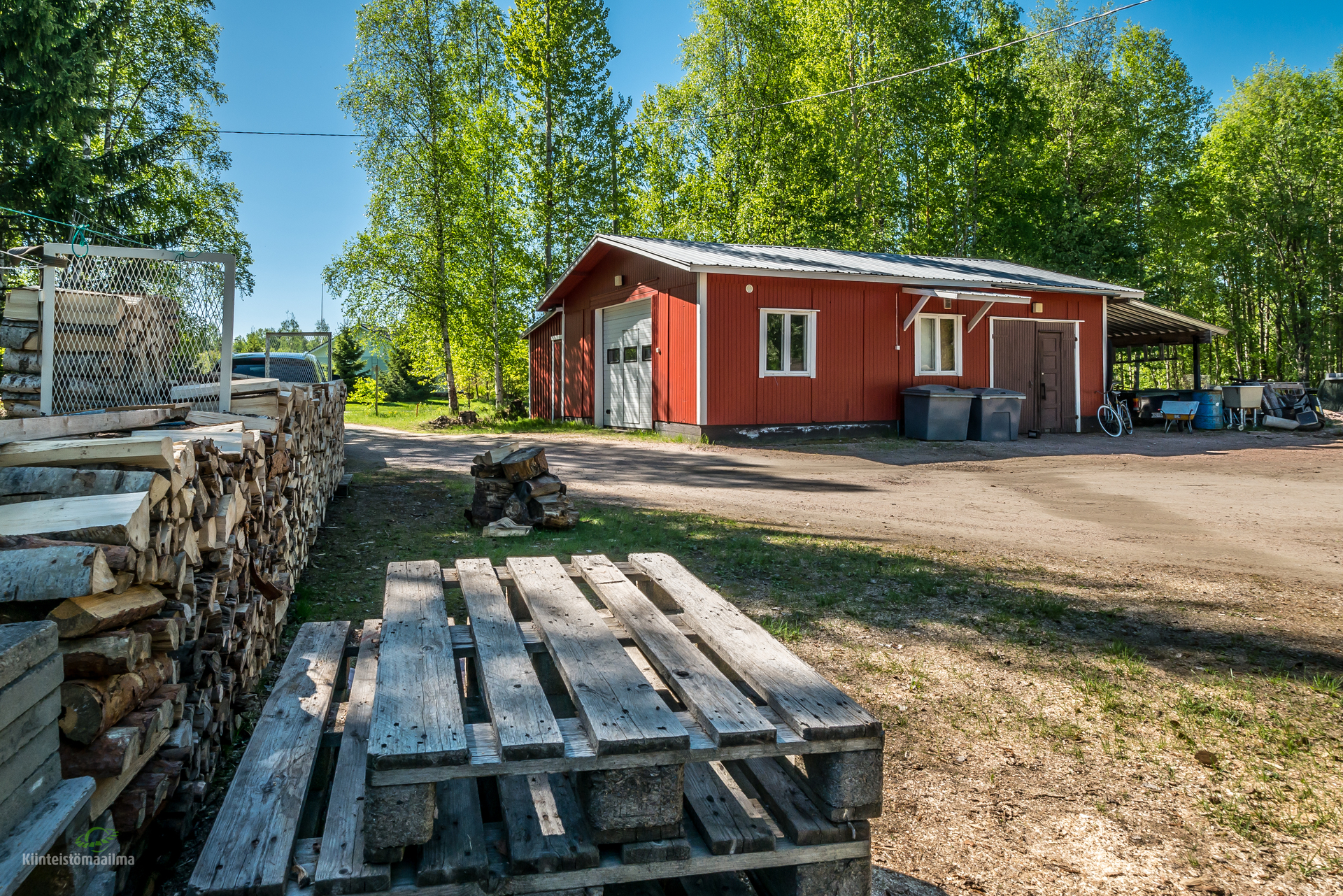 Kotiin kuuluu lisäksi mukavan kokoinen lämpöeristetty autotalli.. 