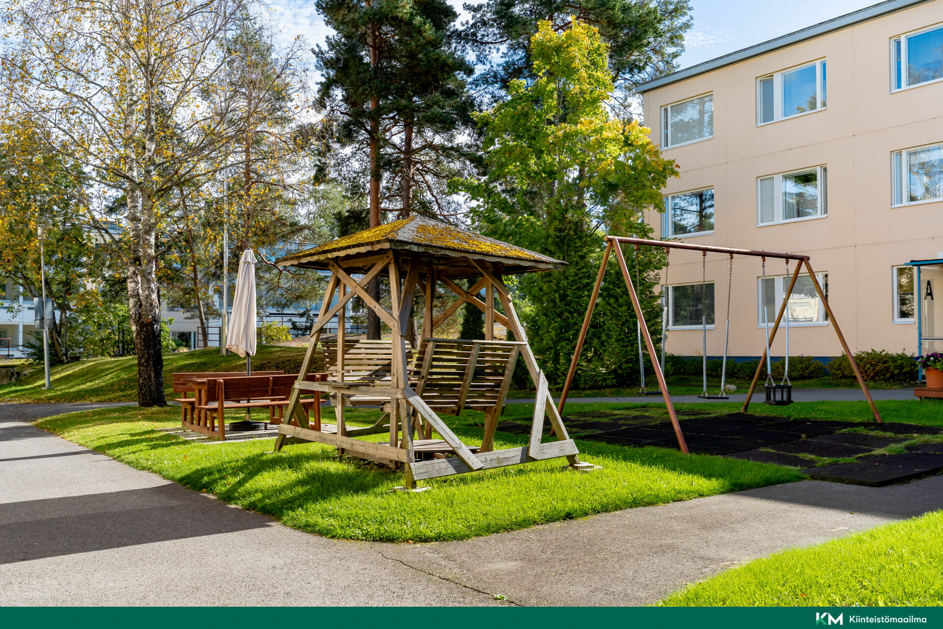 Vehreä ja siisti sisäpiha