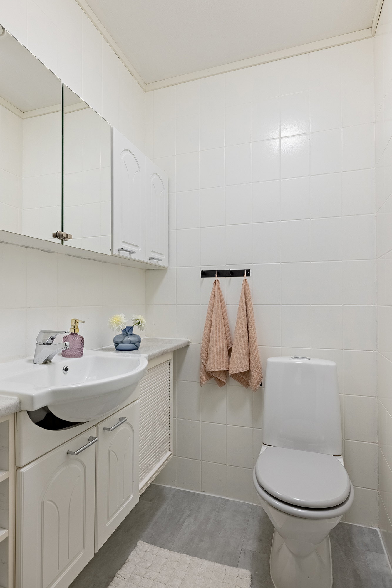 Toinen wc löytyy eteisaulasta.
