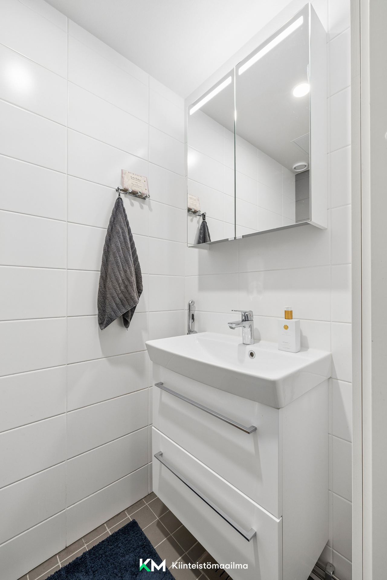 Erillinen wc eteisen yhteydessä