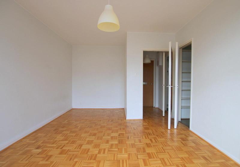 huonetilaa eteisen vaatehuoneen suuntaan