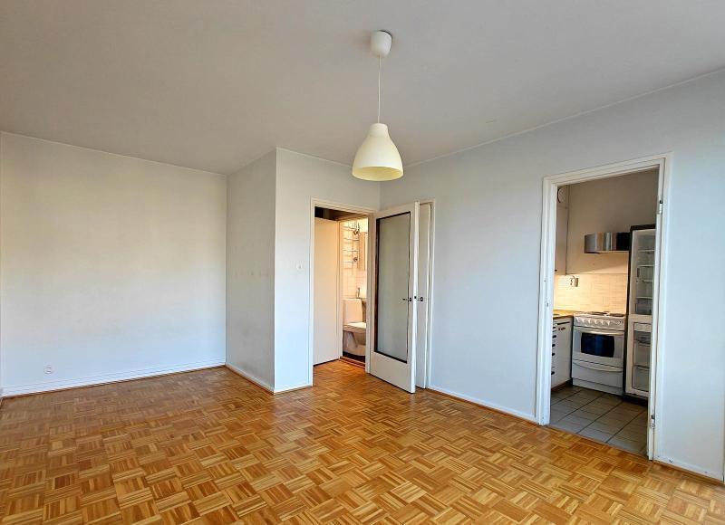 huonetilasta keittiön, eteisen ja kylpyhuoneen suuntaan