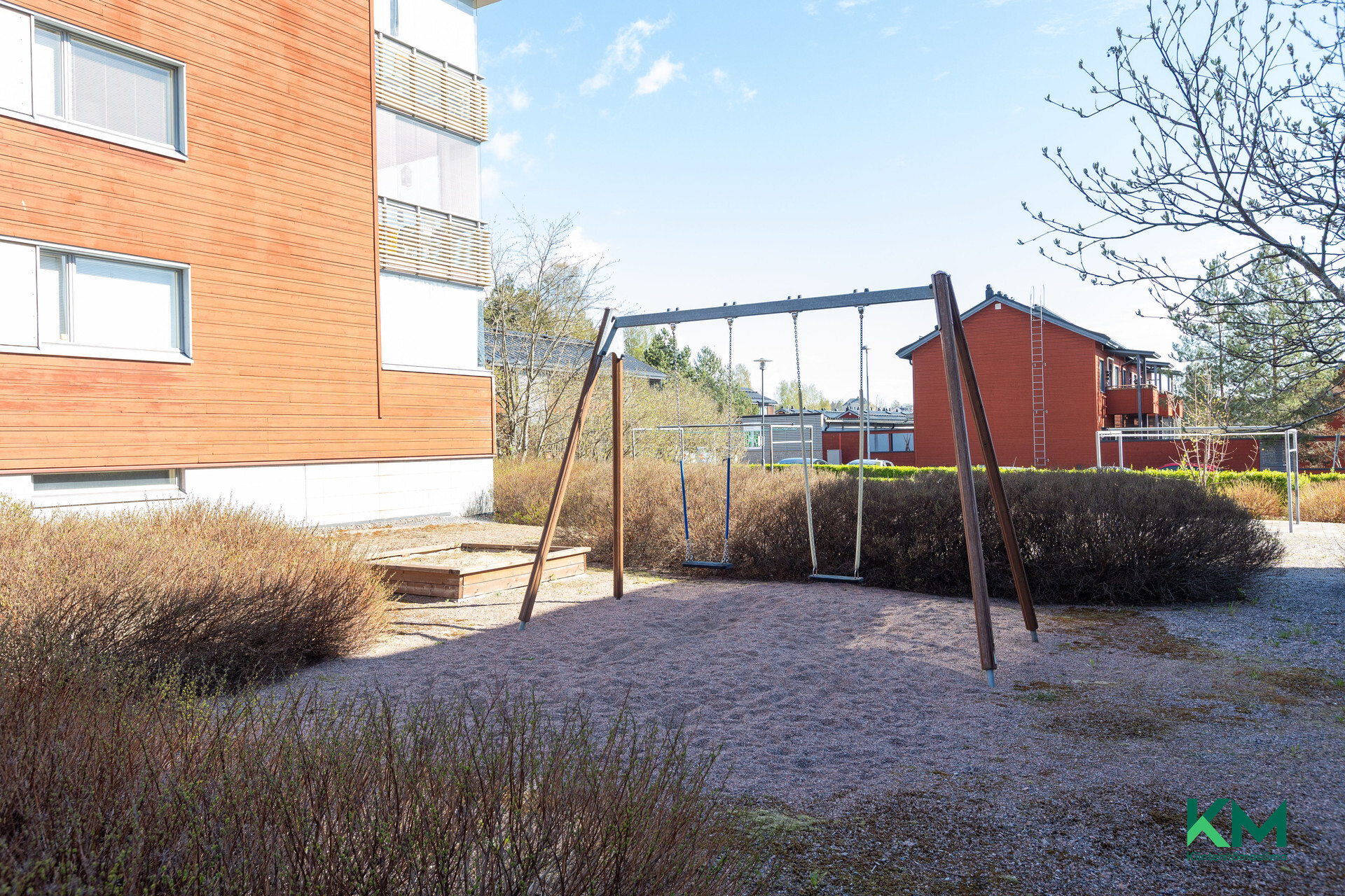 Pihassa leikkipaikka
