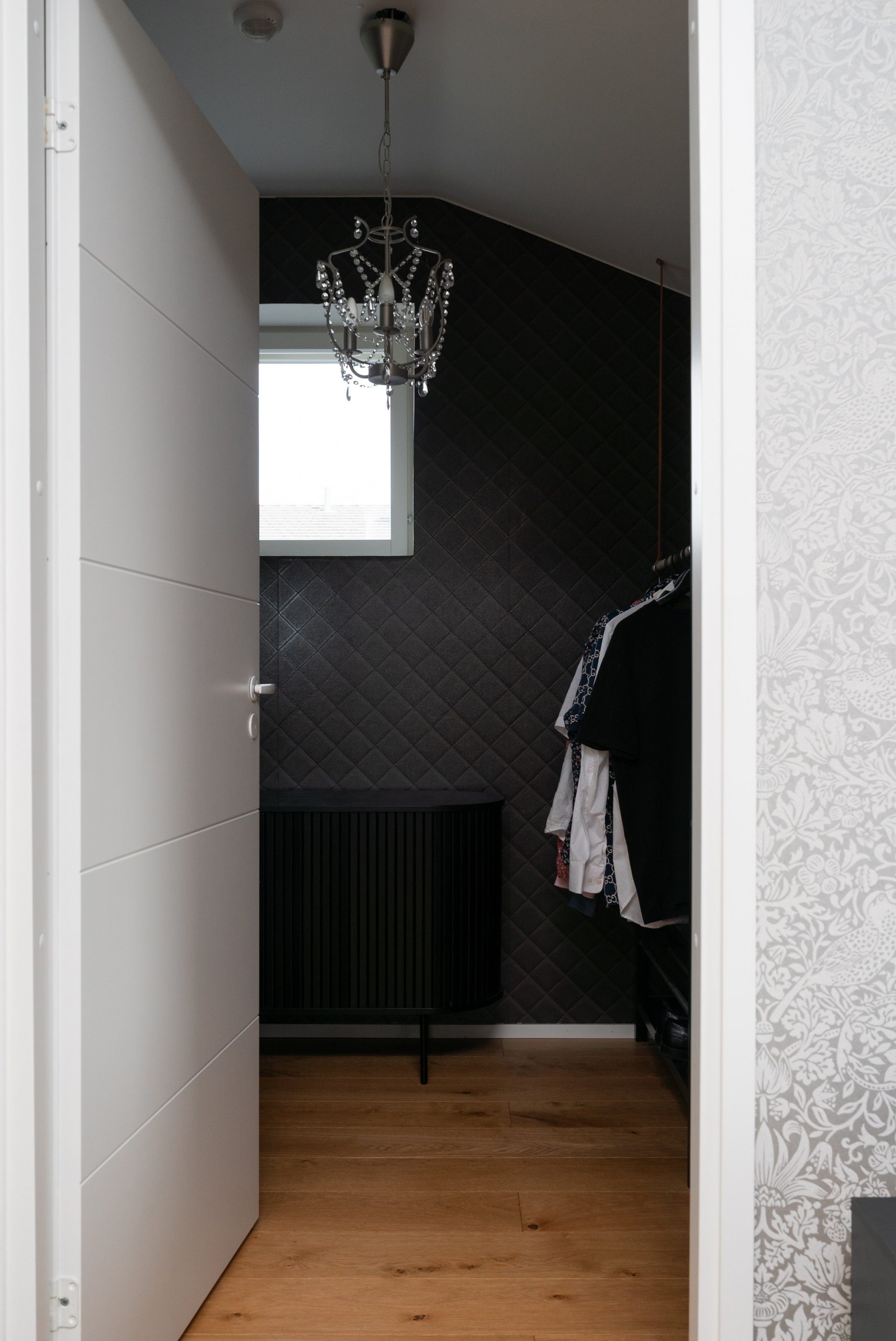 Vaatehuone master bedroomin yhteydessä