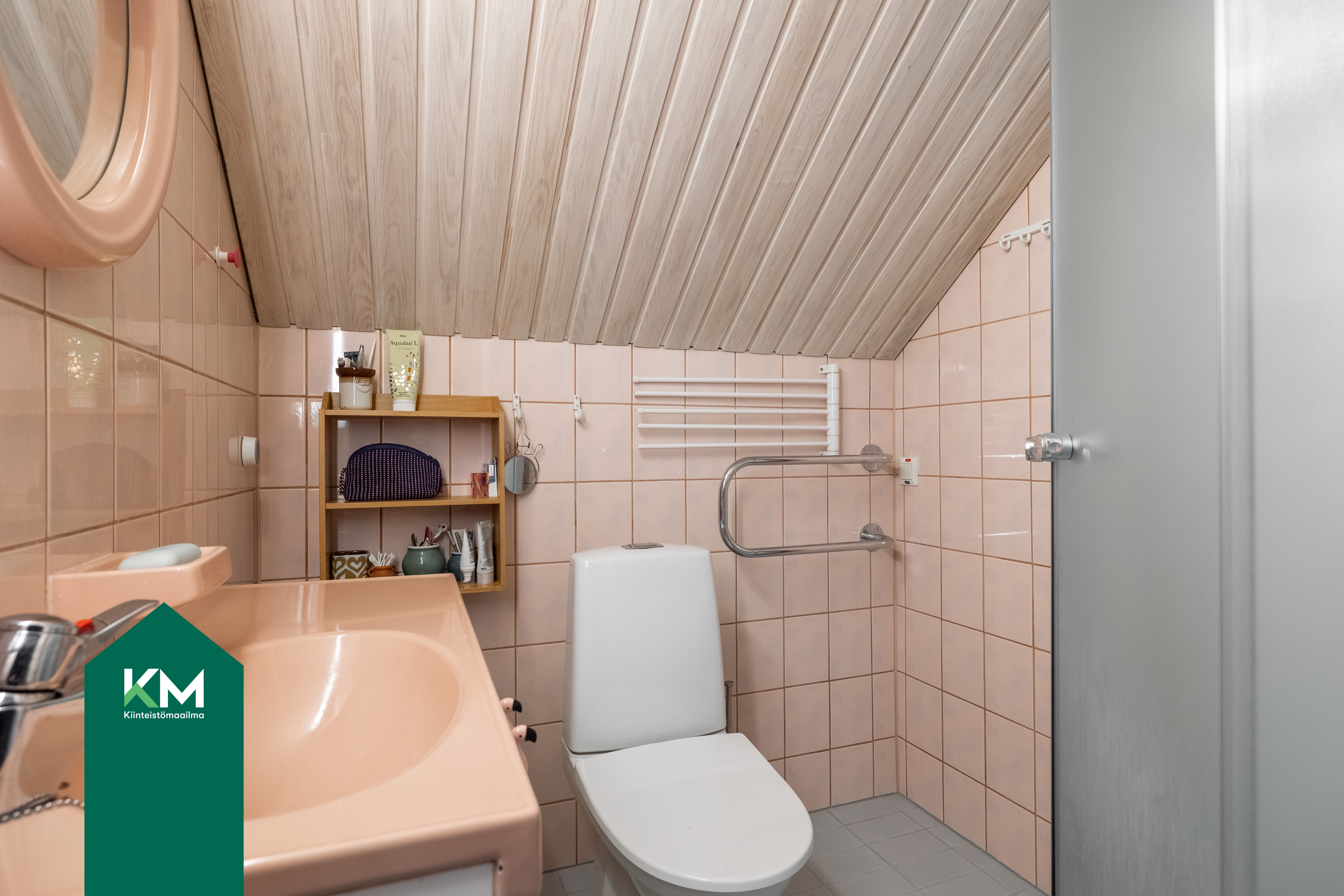 WC yläkerran kylpyhuoneessa
