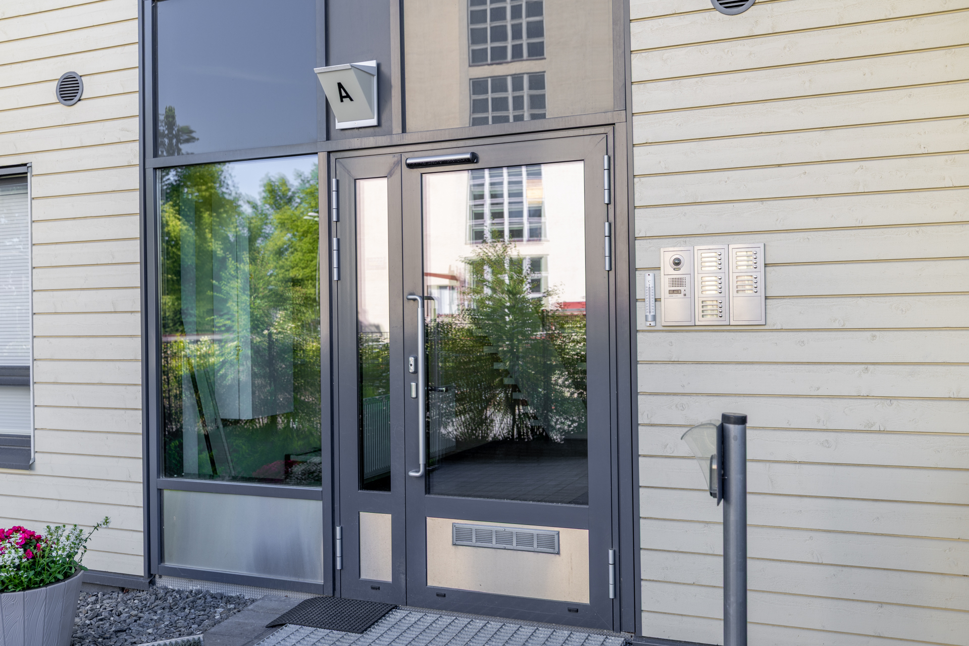 pääsisäänkäynti sisäpihalla