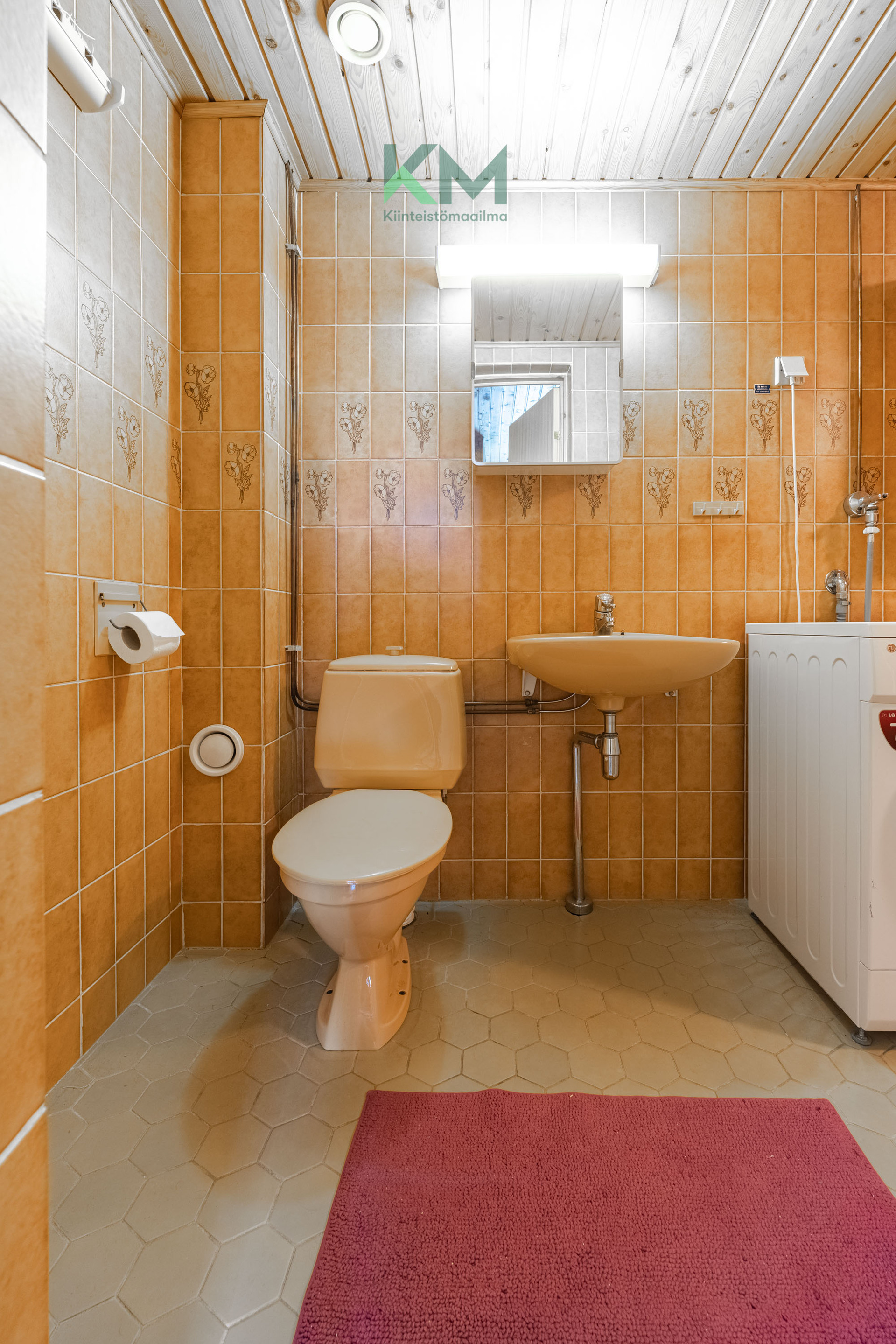 Iso kylpyhuone, jossa wc ja pesukone