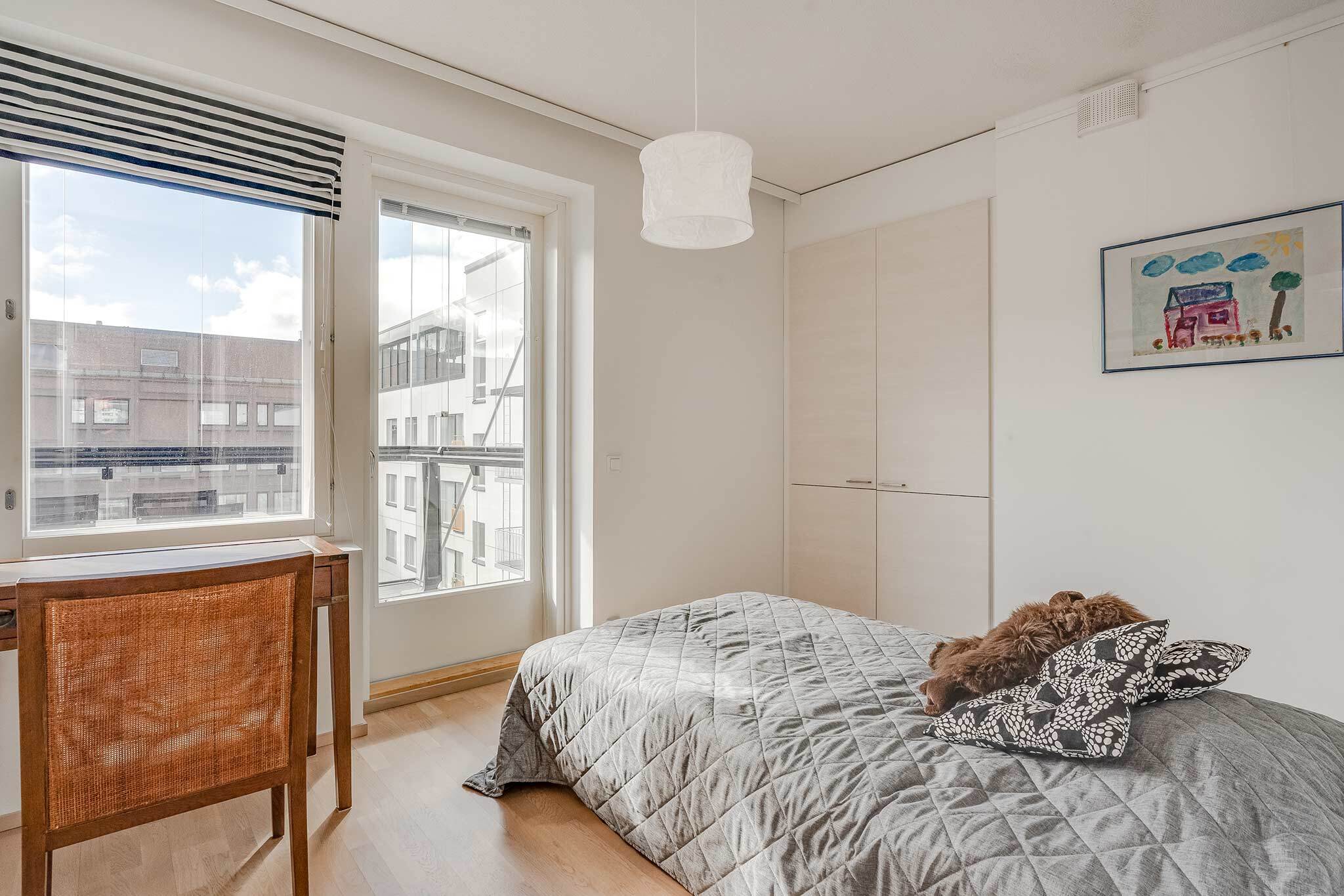 Makuuhuoneesta kulku sisäpihan puoleiselle parvekkeelle