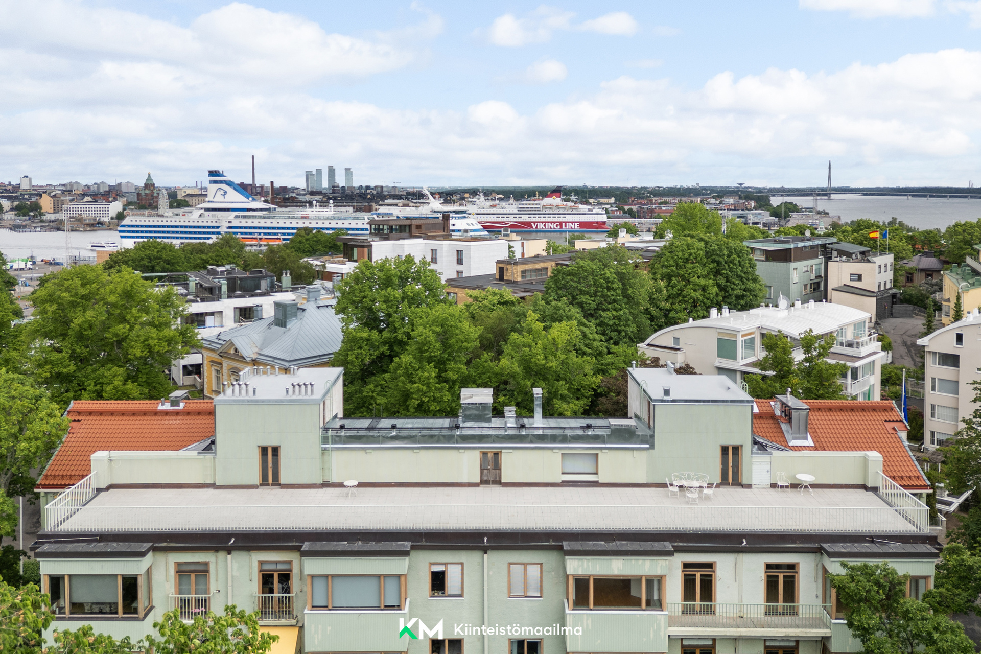 Kattoterassi kulkee koko katon pituudelta!