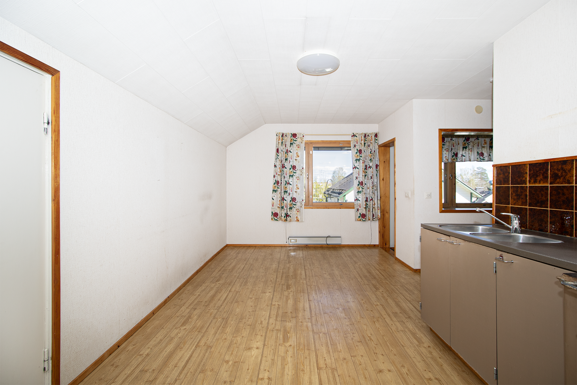 Yläkerran aula/olohuone/keittiö.
