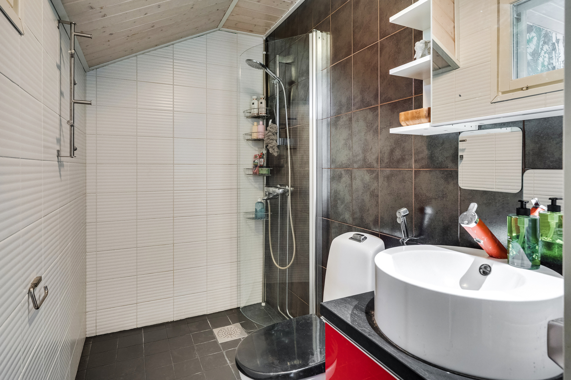 Yläkerran kylpyhuone/wc