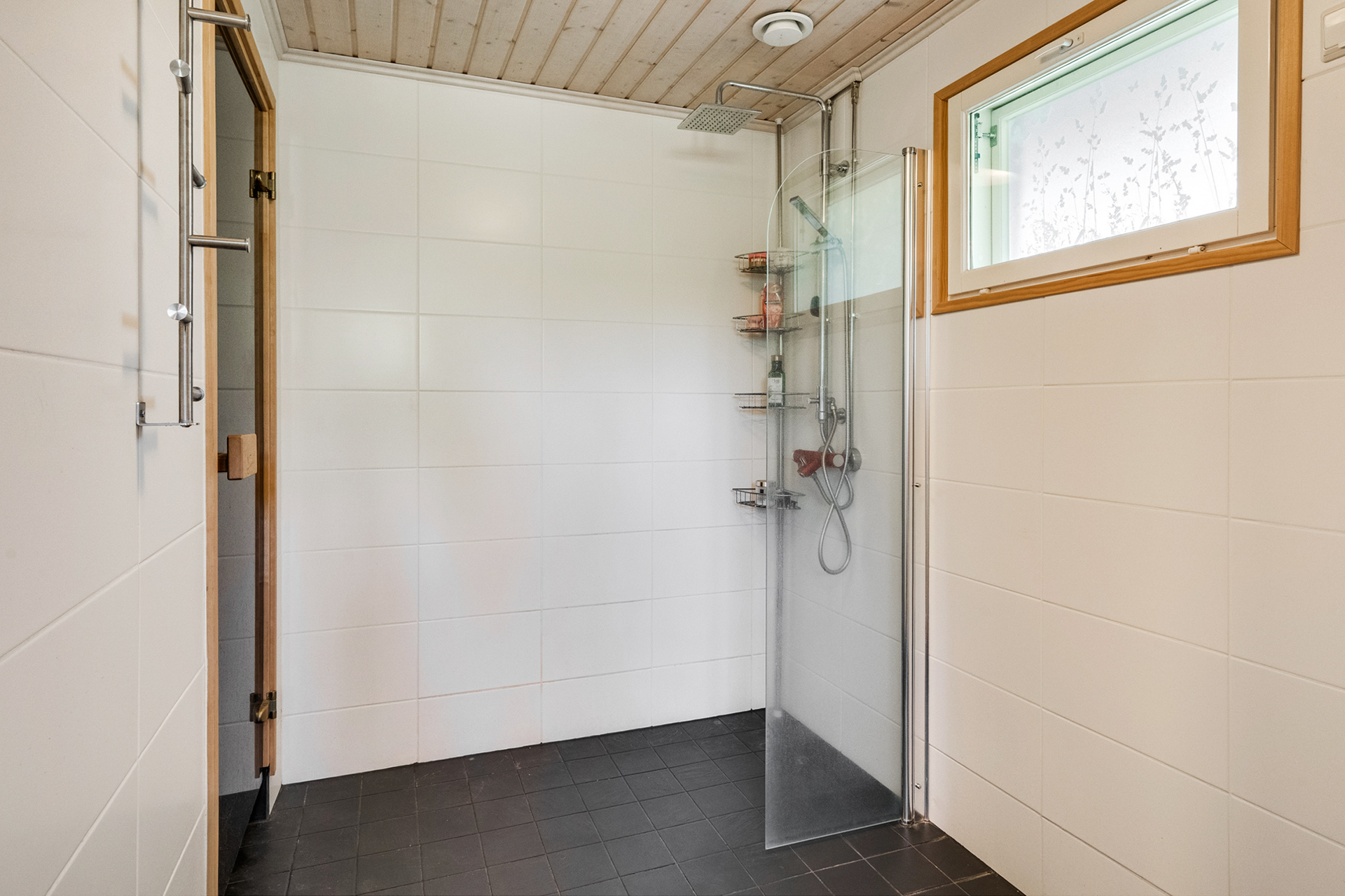 Alakerran kylpyhuone ja sauna