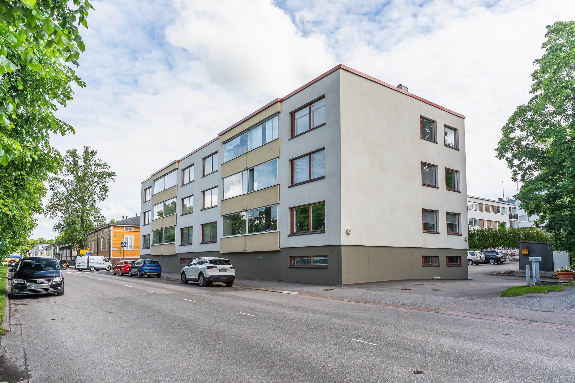 Julkisivu Jokikadun puolelle