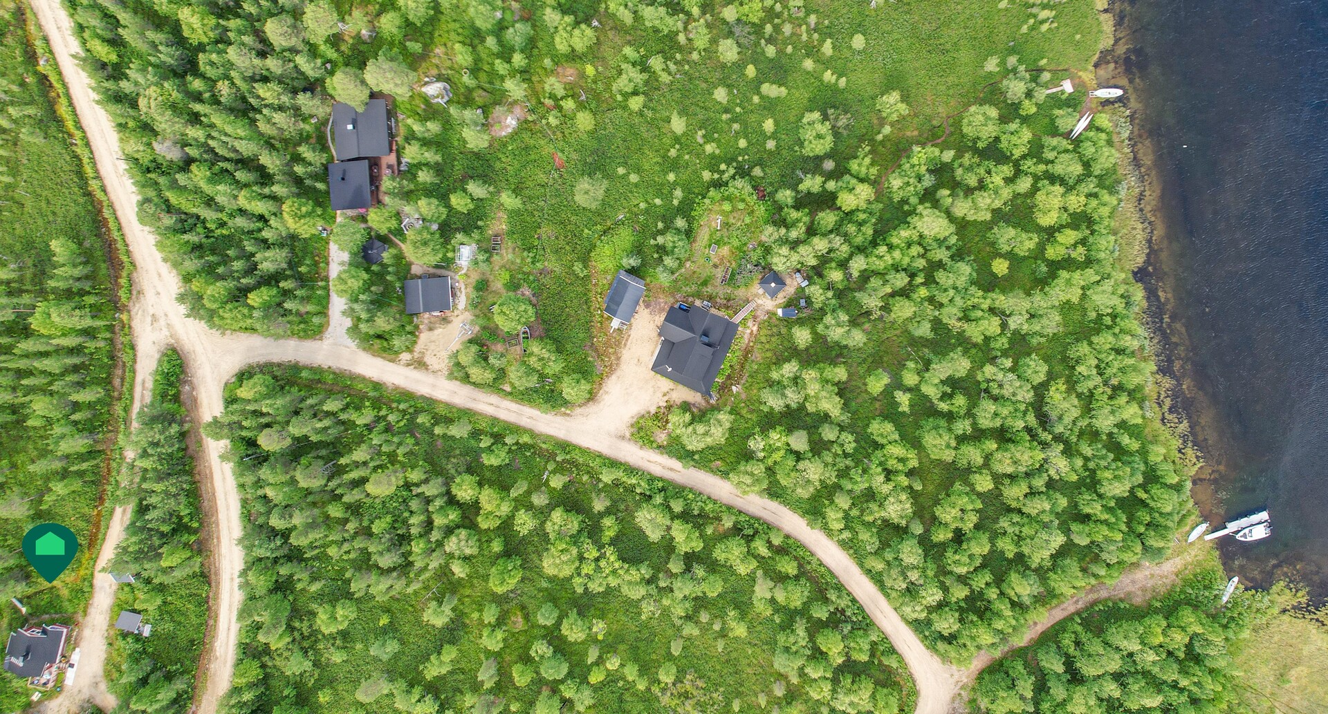 Mökillä on yhteisranta Inarijärveen