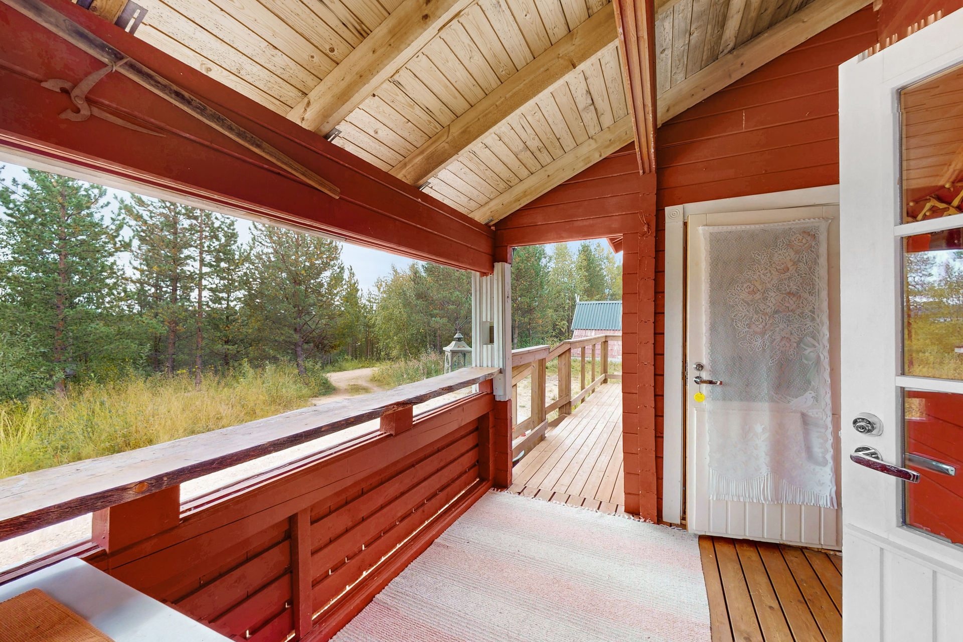 Kuistilta on käynti saunaan