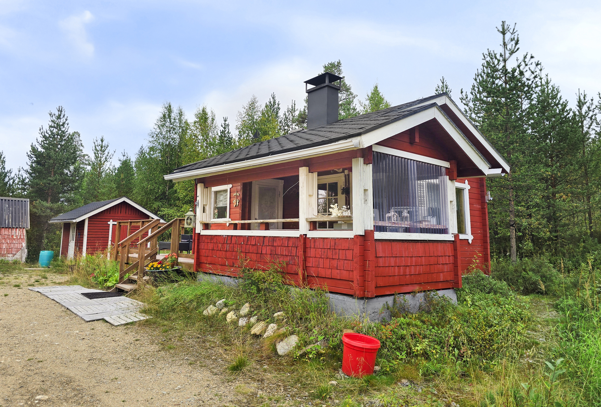 Mökin edustaa, taustalla liiteri varasto
