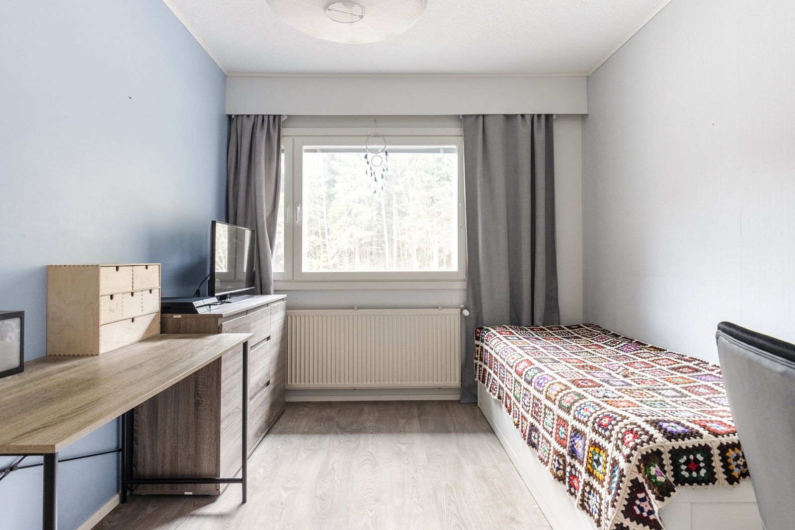 Makuuhuone jossa iso vaatehuone