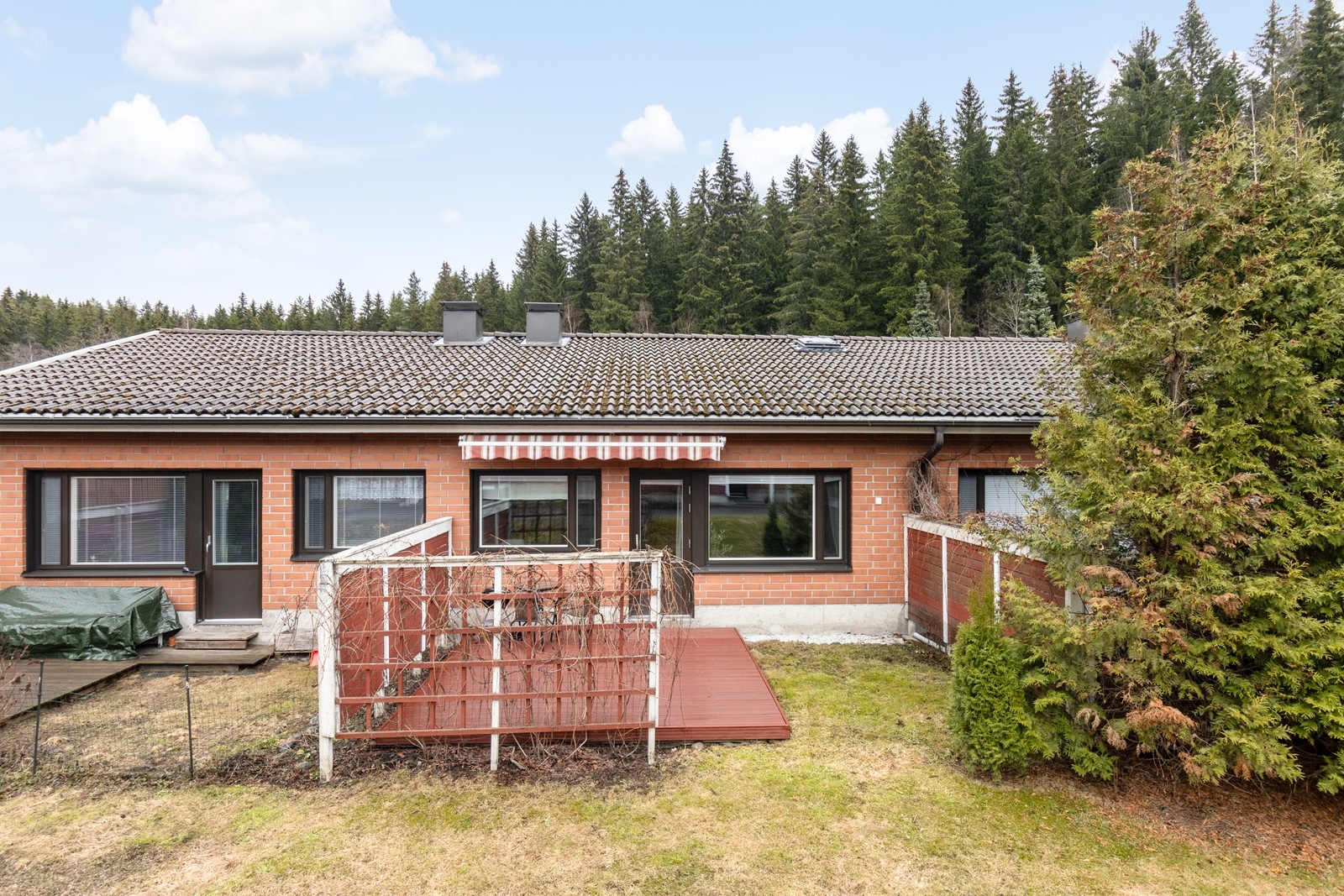 Iso terassi ja takapiha