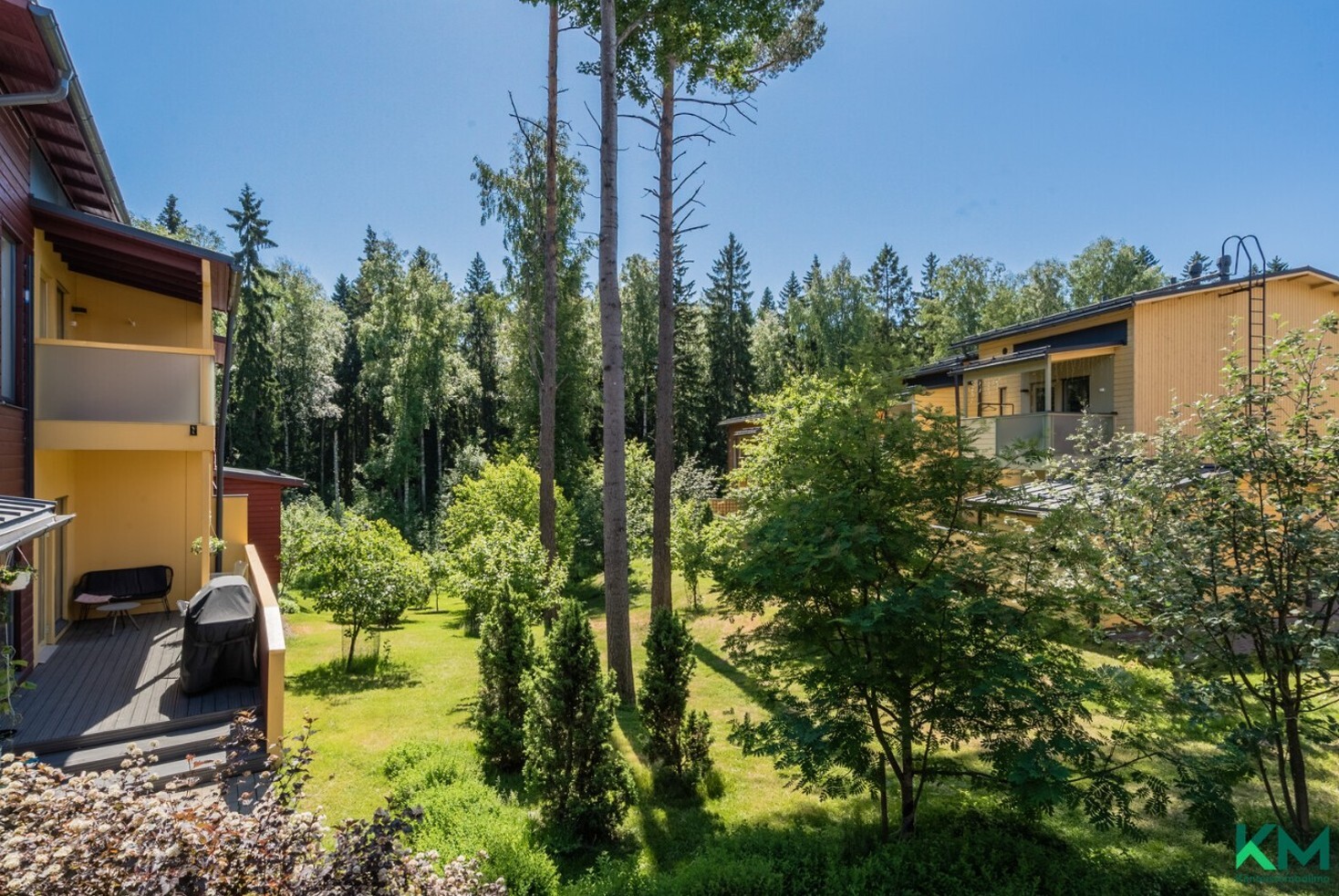 Taloyhtiön idyllinen piha lähimetsän vieressä