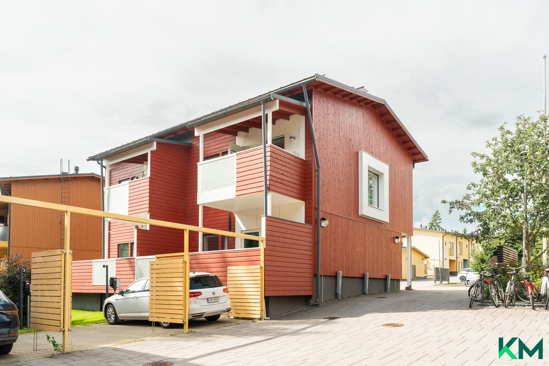 Autopaikalla on sähköauton latausasema