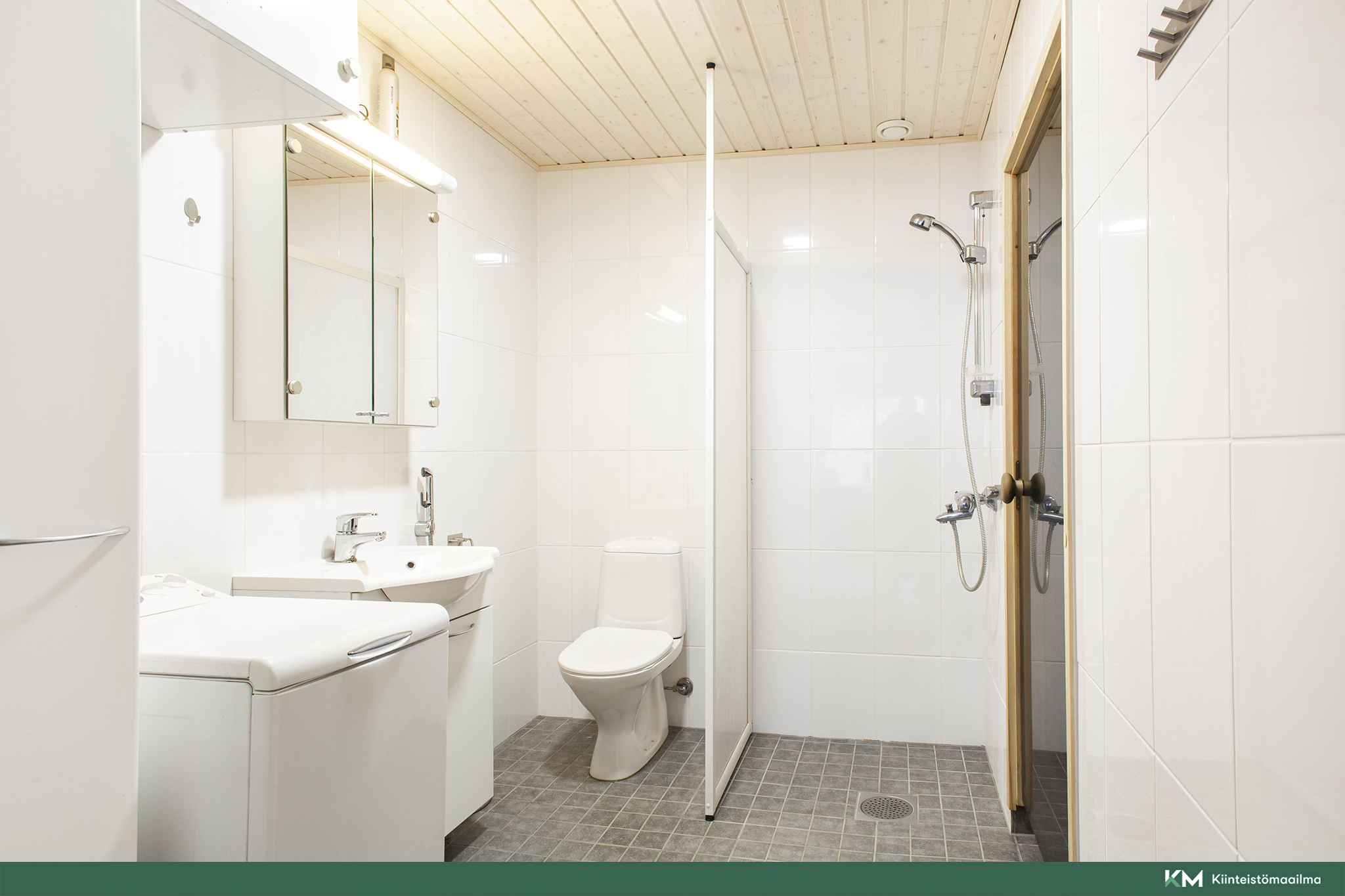kylpyhuone jossa toinen wc