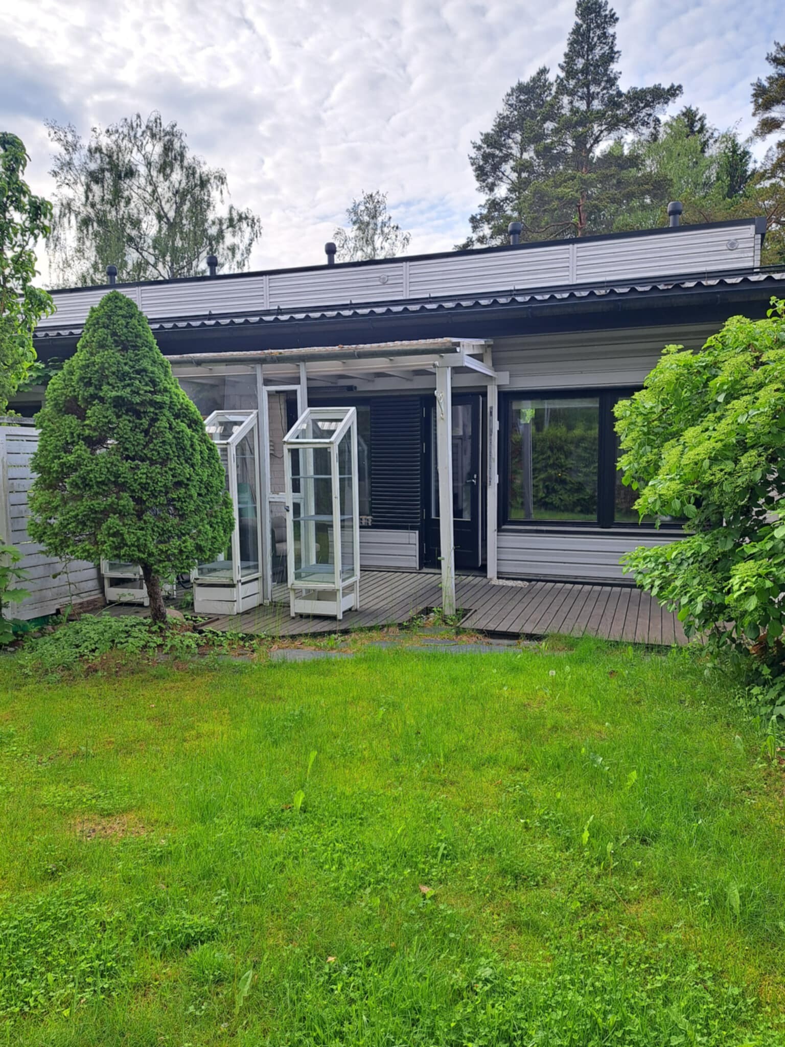 Piha on tilava ja suojaisa