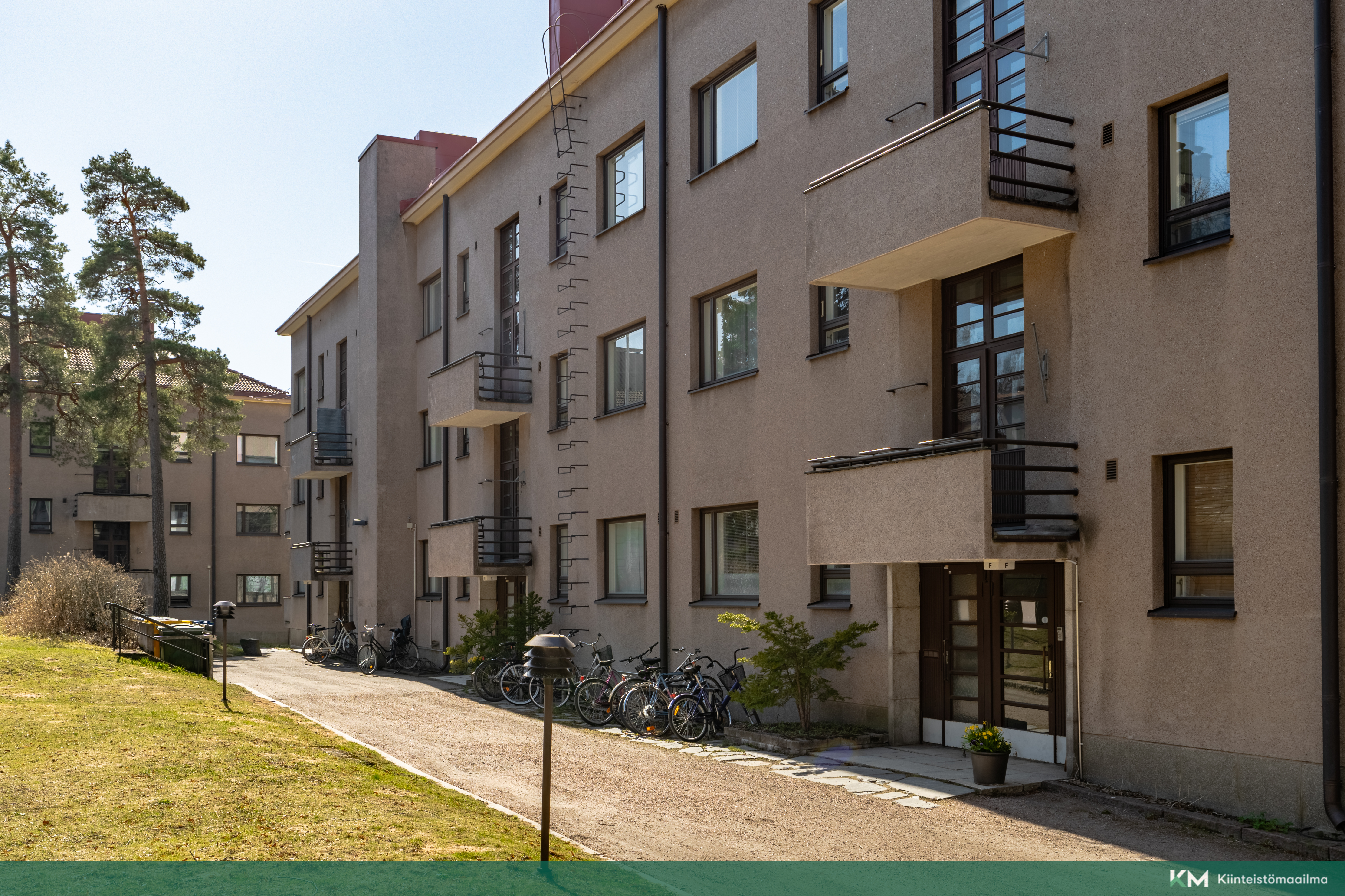 Talo sisäpihalta päin