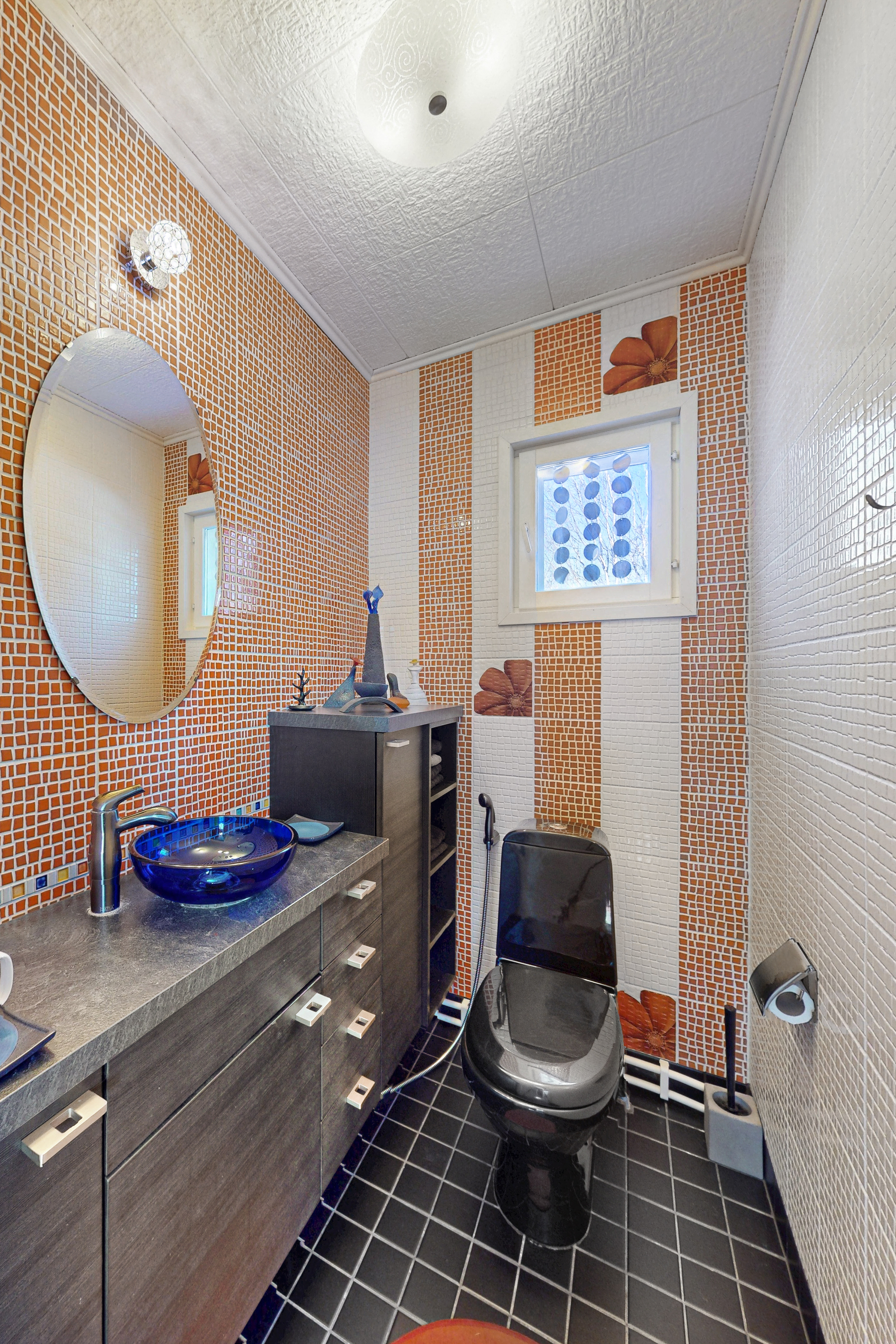 Eteistilan kautta kulku erilliseen wc:hen