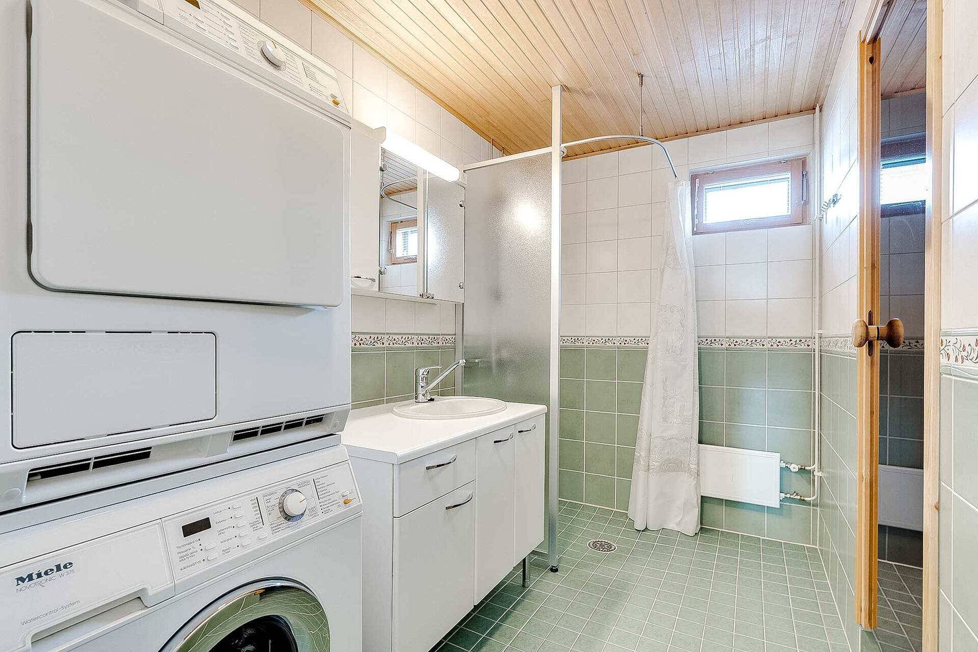 Kylpyhuoneessa on käytännöllinen kodinhoitotila