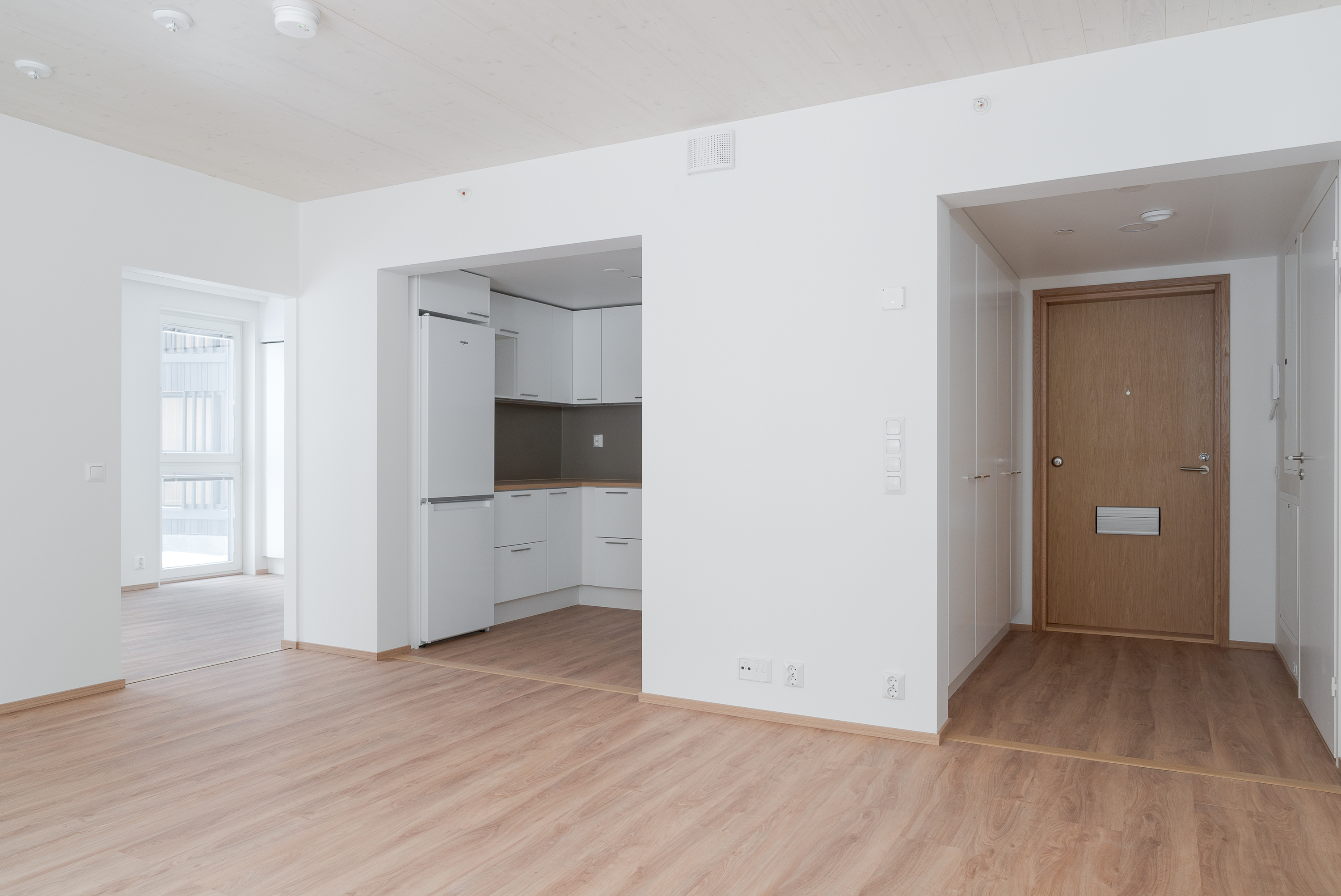 Olohuone yhdistyy sulavasti keittiöön