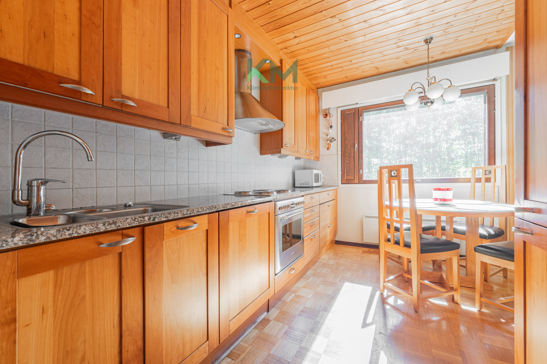 Keittiössä hyvin kaappitilaa