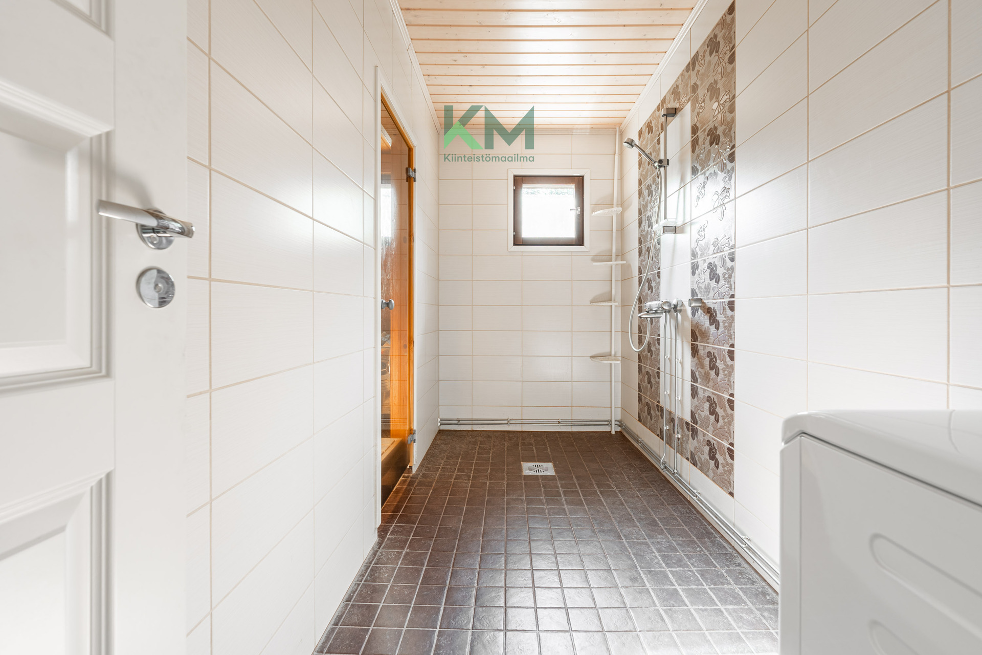 Tilava kylpyhuone, jossa myös pesukone