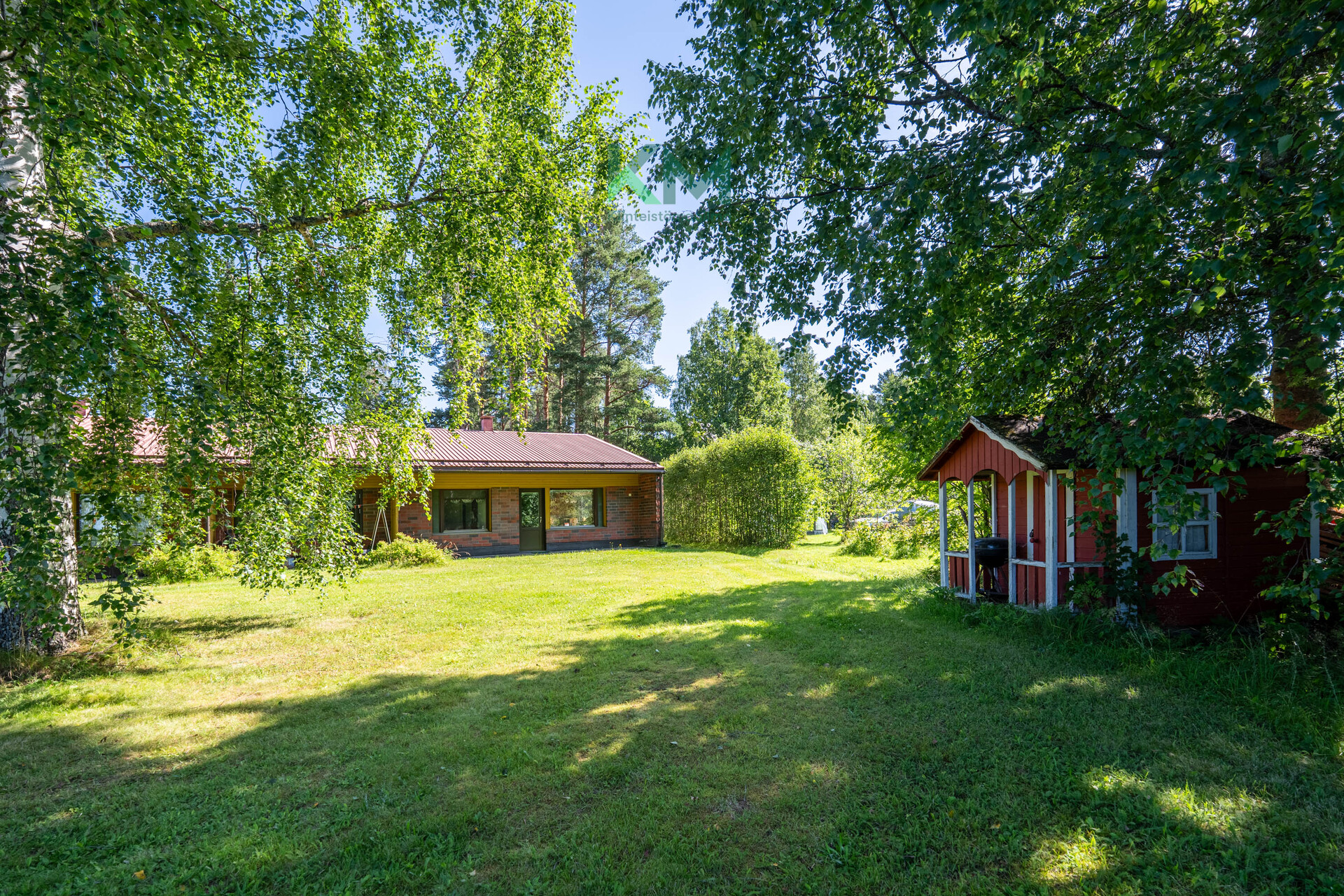 Takapihalla huoneistoon kuuluva leikkimökki