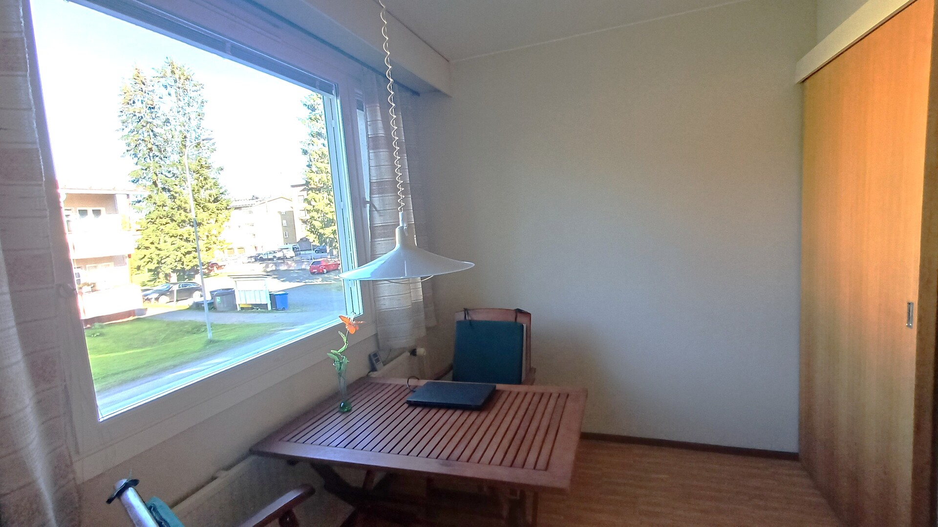 Keittiöstä puistomainen näkymä