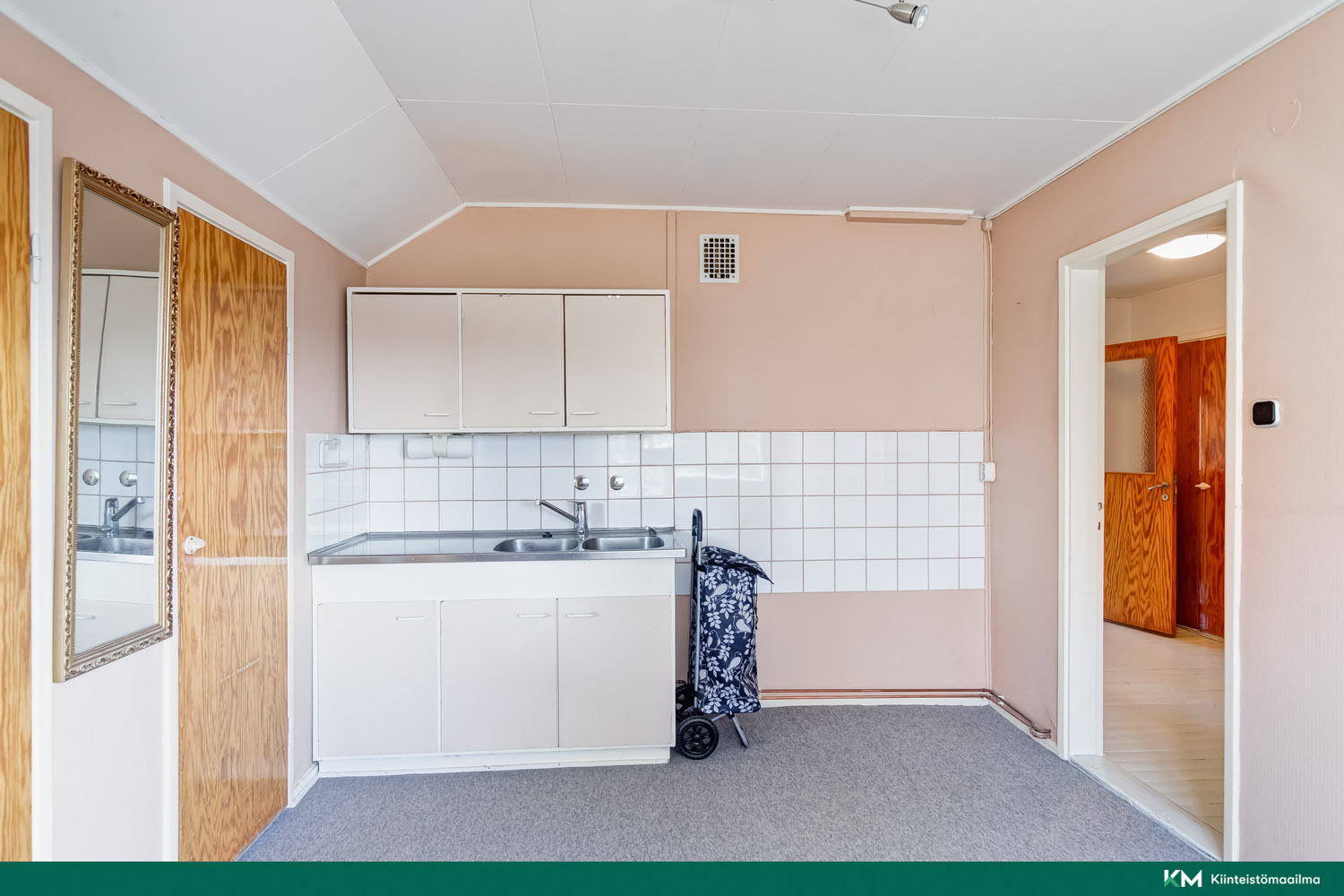 Toisessa yläkerran huoneessa on minikeittiö