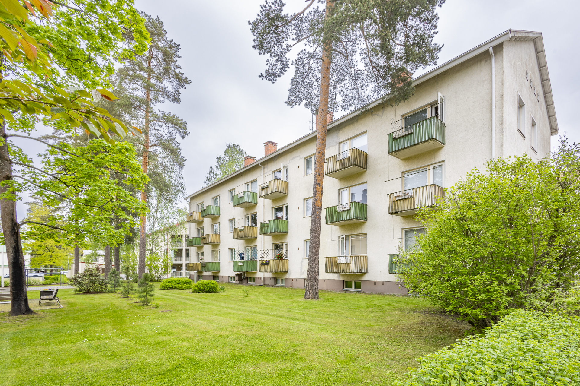 julkisivu pihan puolelta