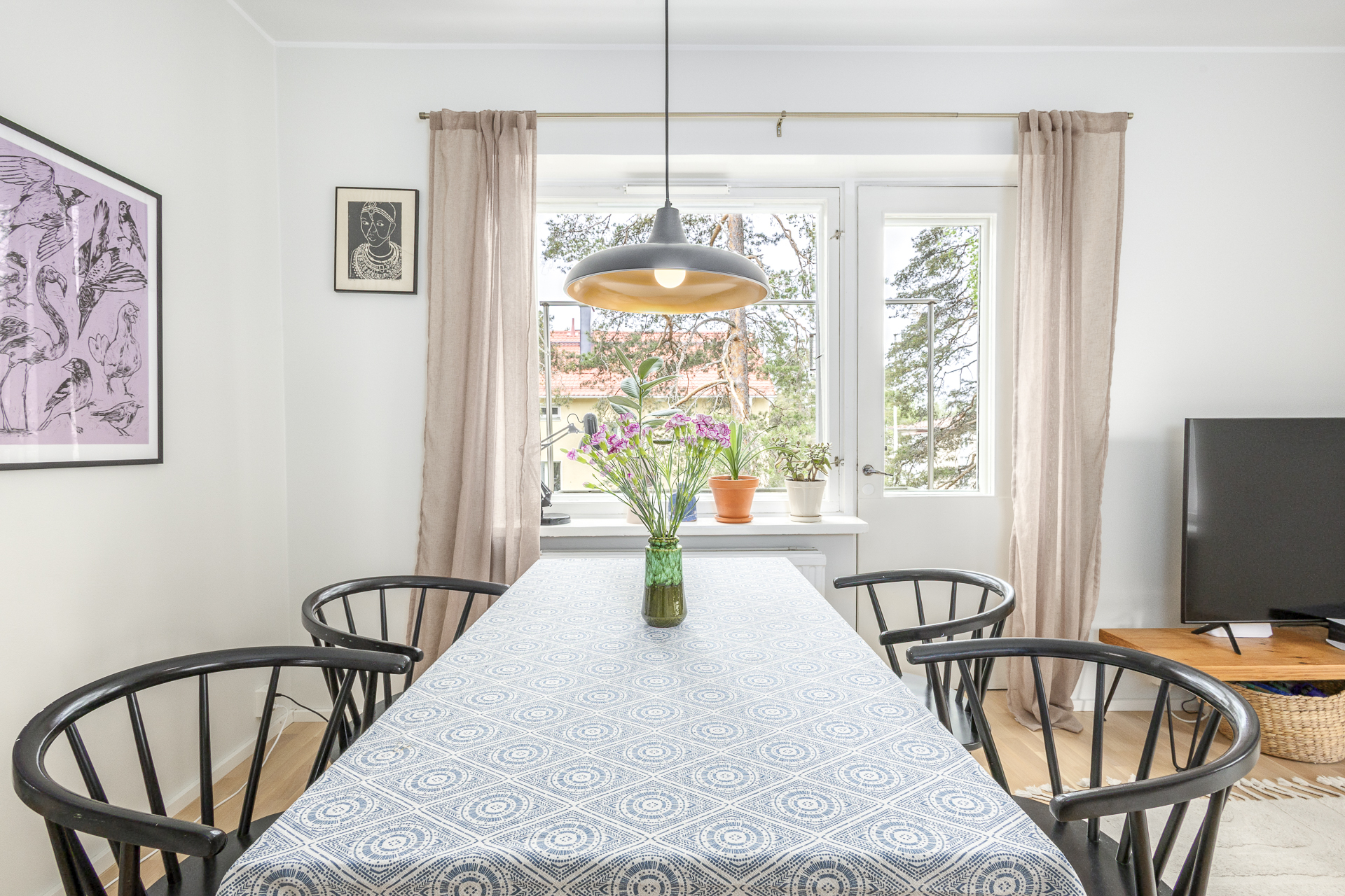 tila ruokaryhmälle ja käynti parvekkeelle
