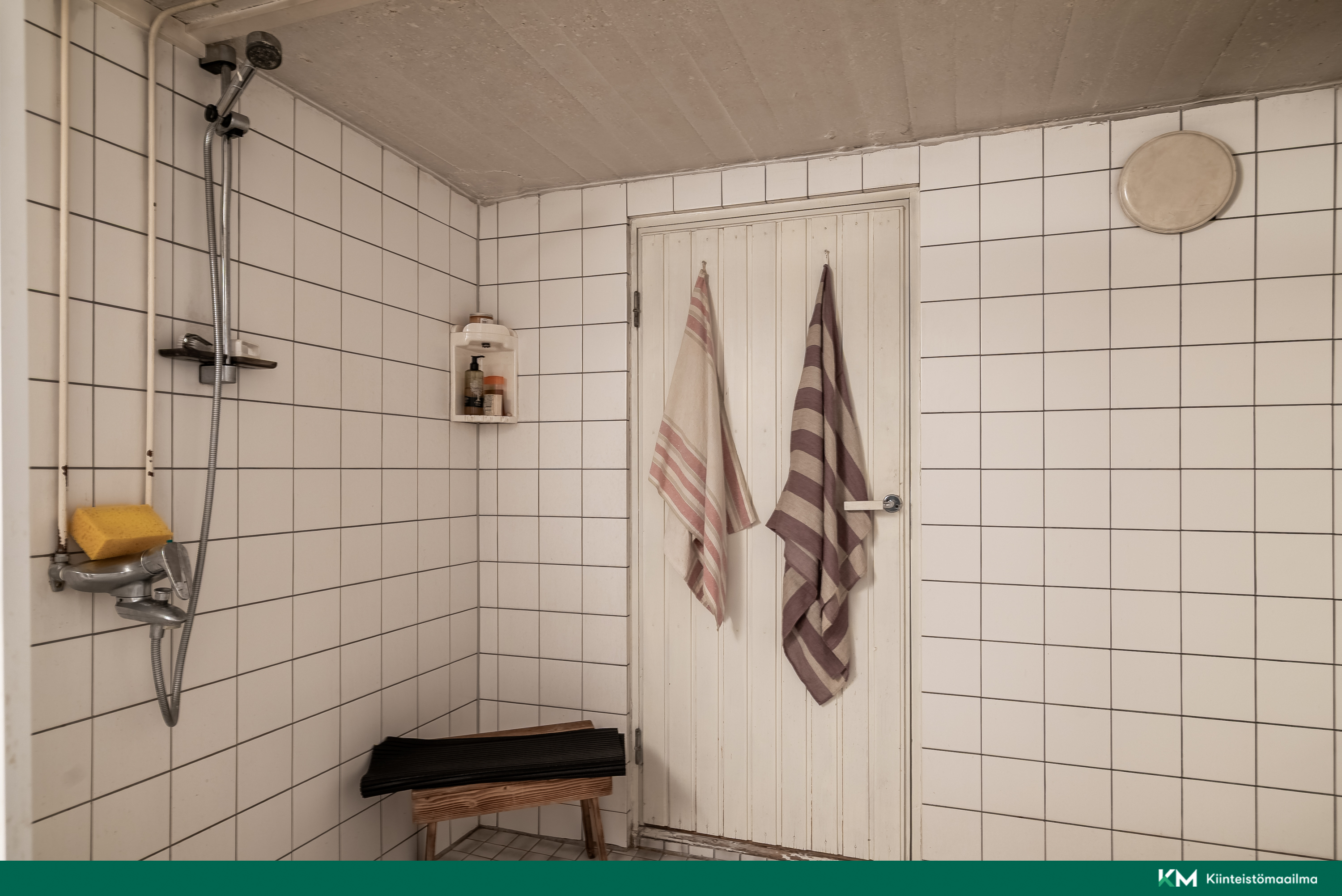 Kylpyhuone kellarikerroksessa, käynti takapihalle