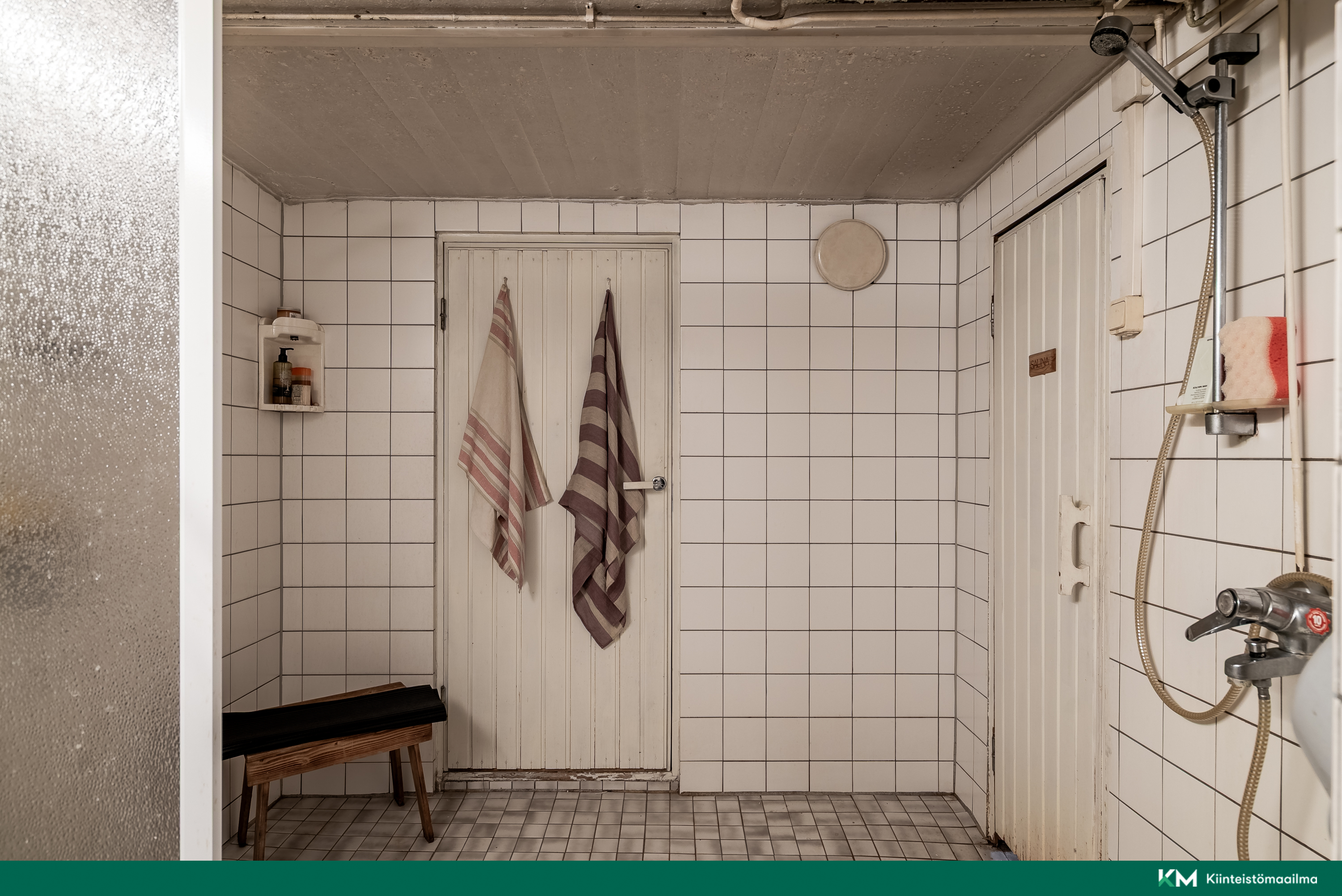 Kylpyhuone kellarikerroksessa, käynti takapihalle