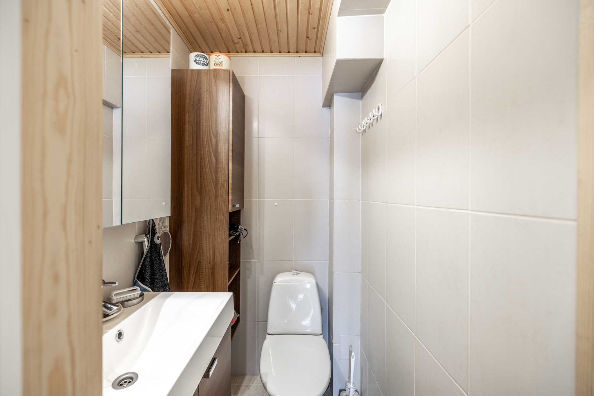 Alakerran erillinen wc