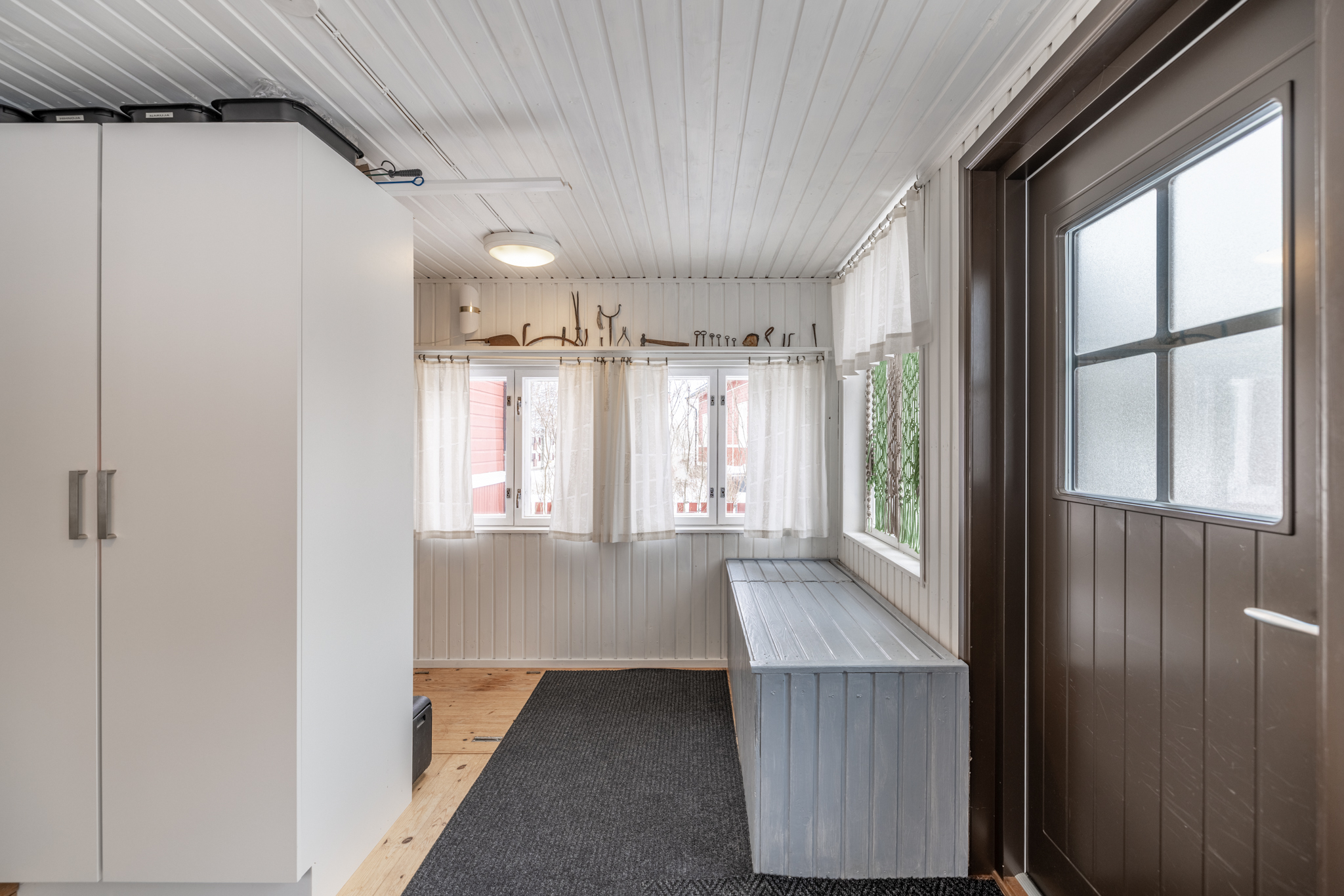 Sisään astutaan tilavalle kuistille