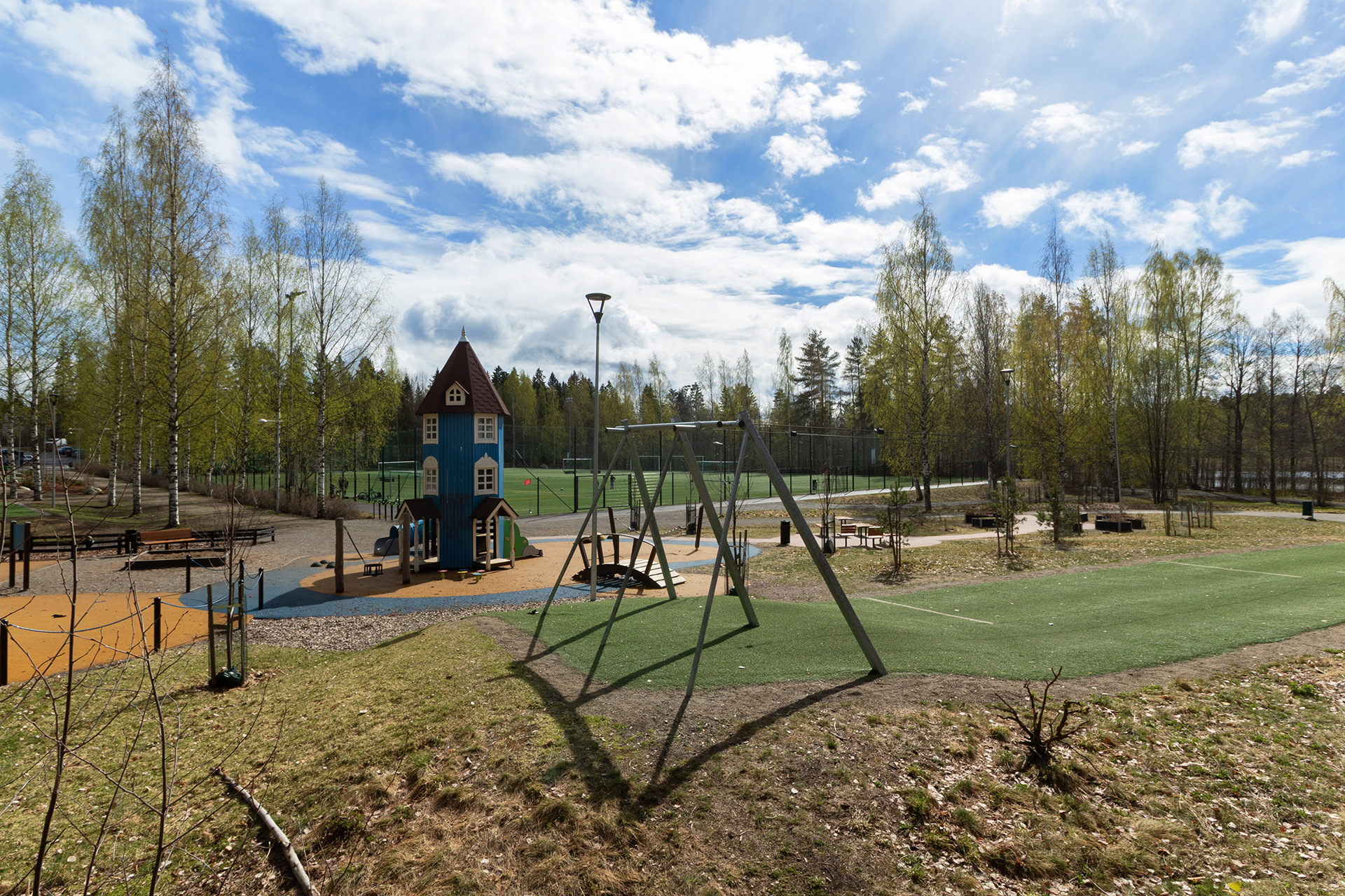 Litmasen urheilualueella viihtyvät sekä lapset että aikuiset.