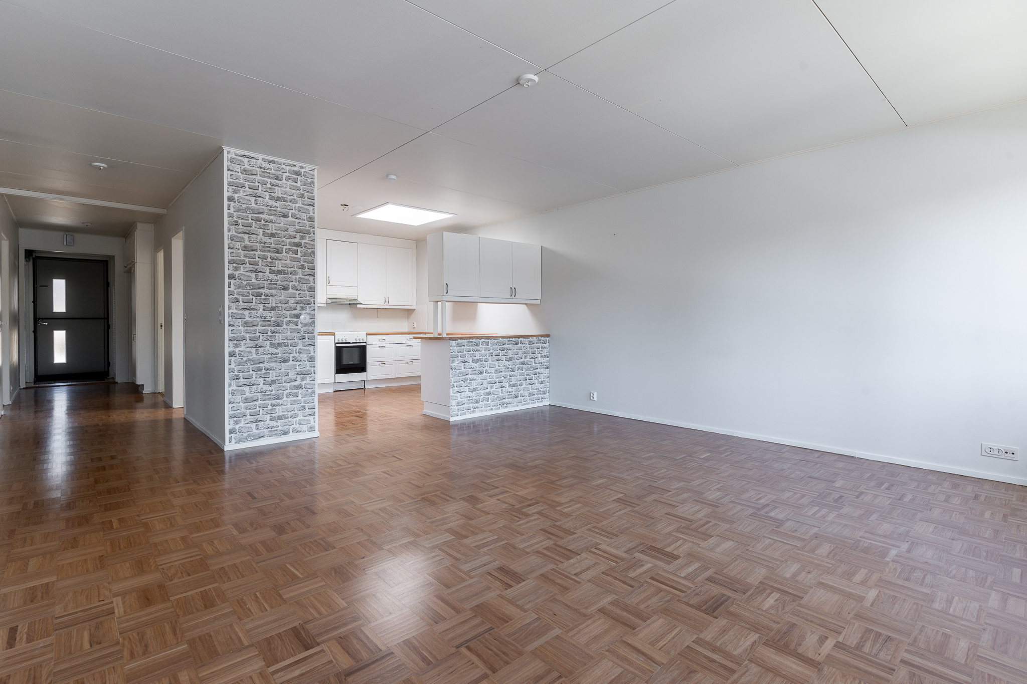 Todella tilava olohuone / ruokailutila