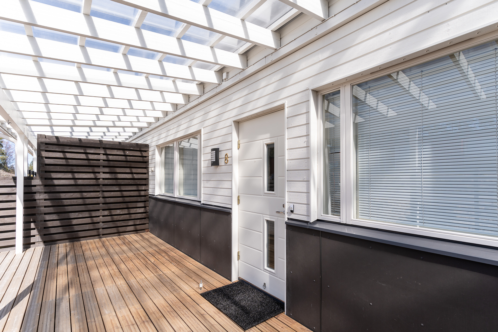 Viihtyisä, katettu piha-alue